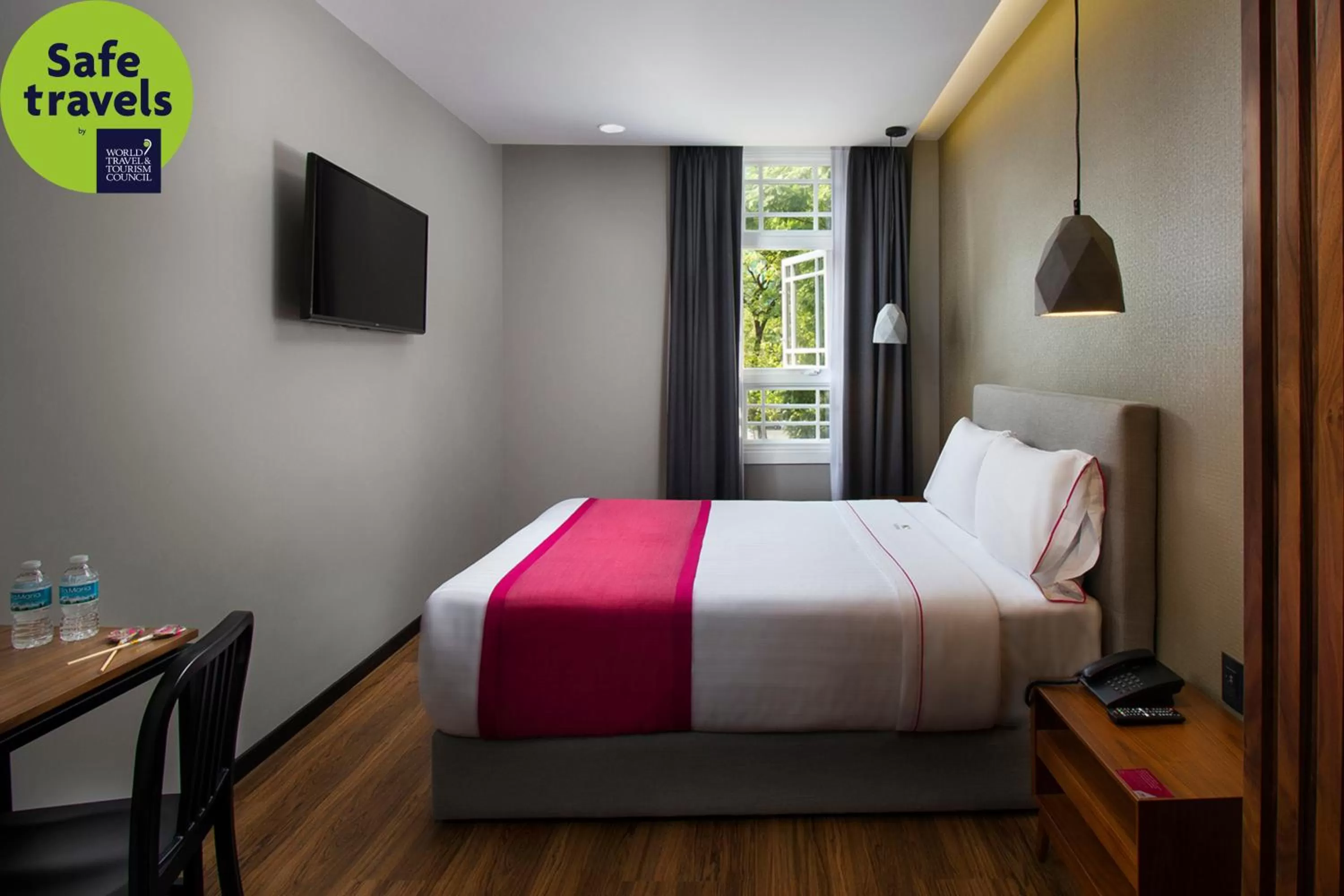 TV and multimedia, Bed in Hotel MX mas reforma CDMX, Trademark Collection by Wyndham