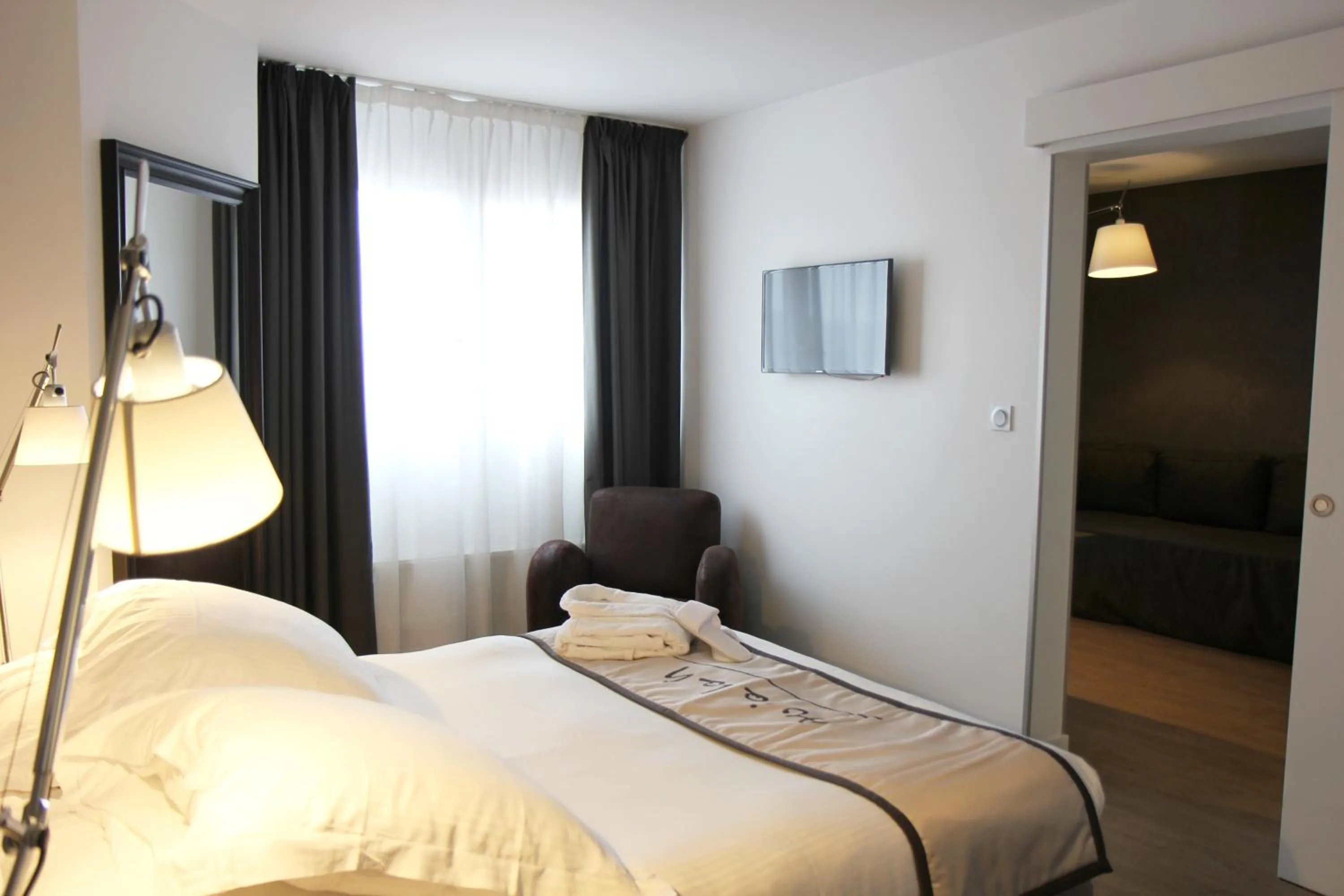 Photo of the whole room, Bed in Hotel Litteraire Alexandre Vialatte, BW Signature Collection