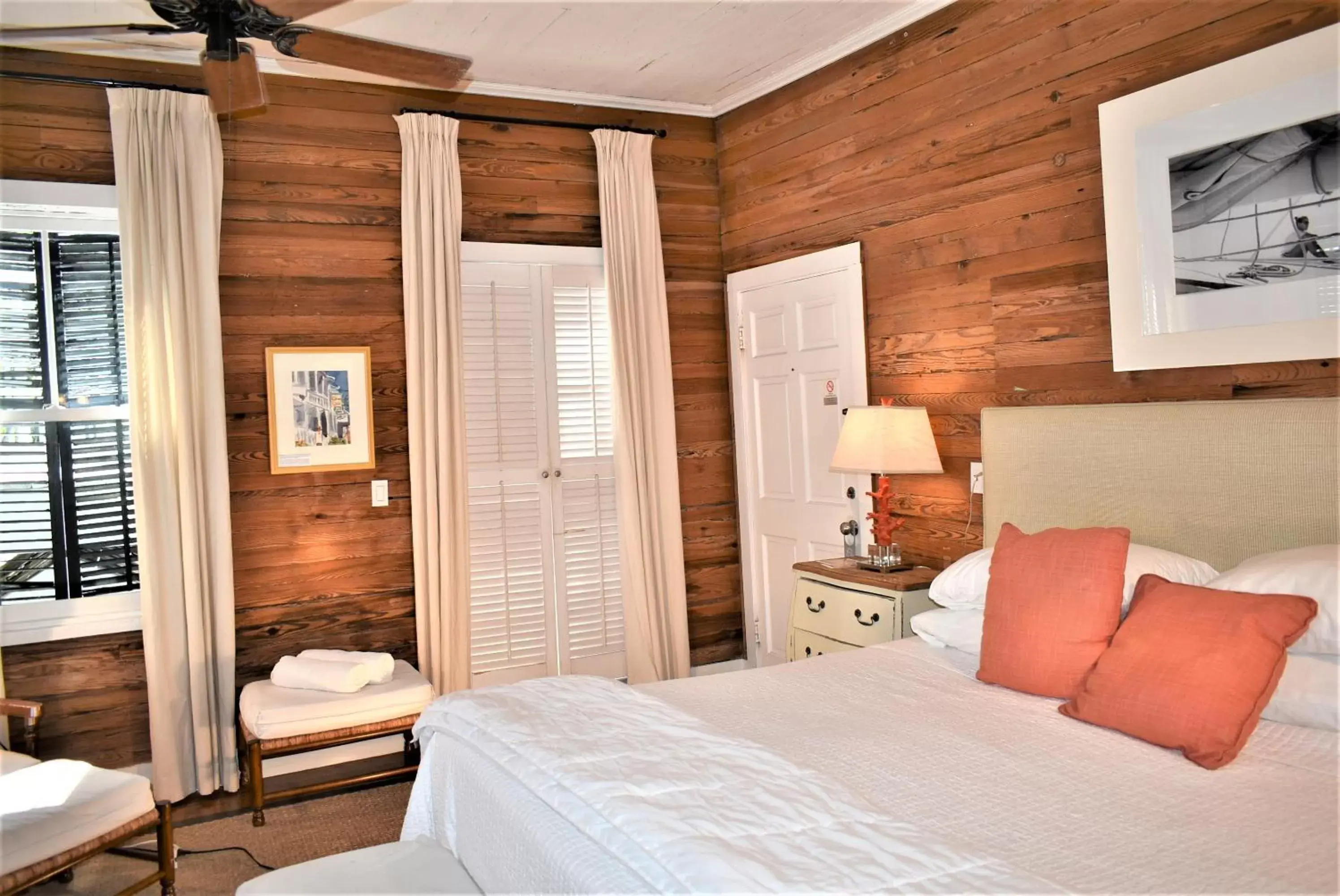 Photo of the whole room, Bed in Simonton Court Historic Inn & Cottages