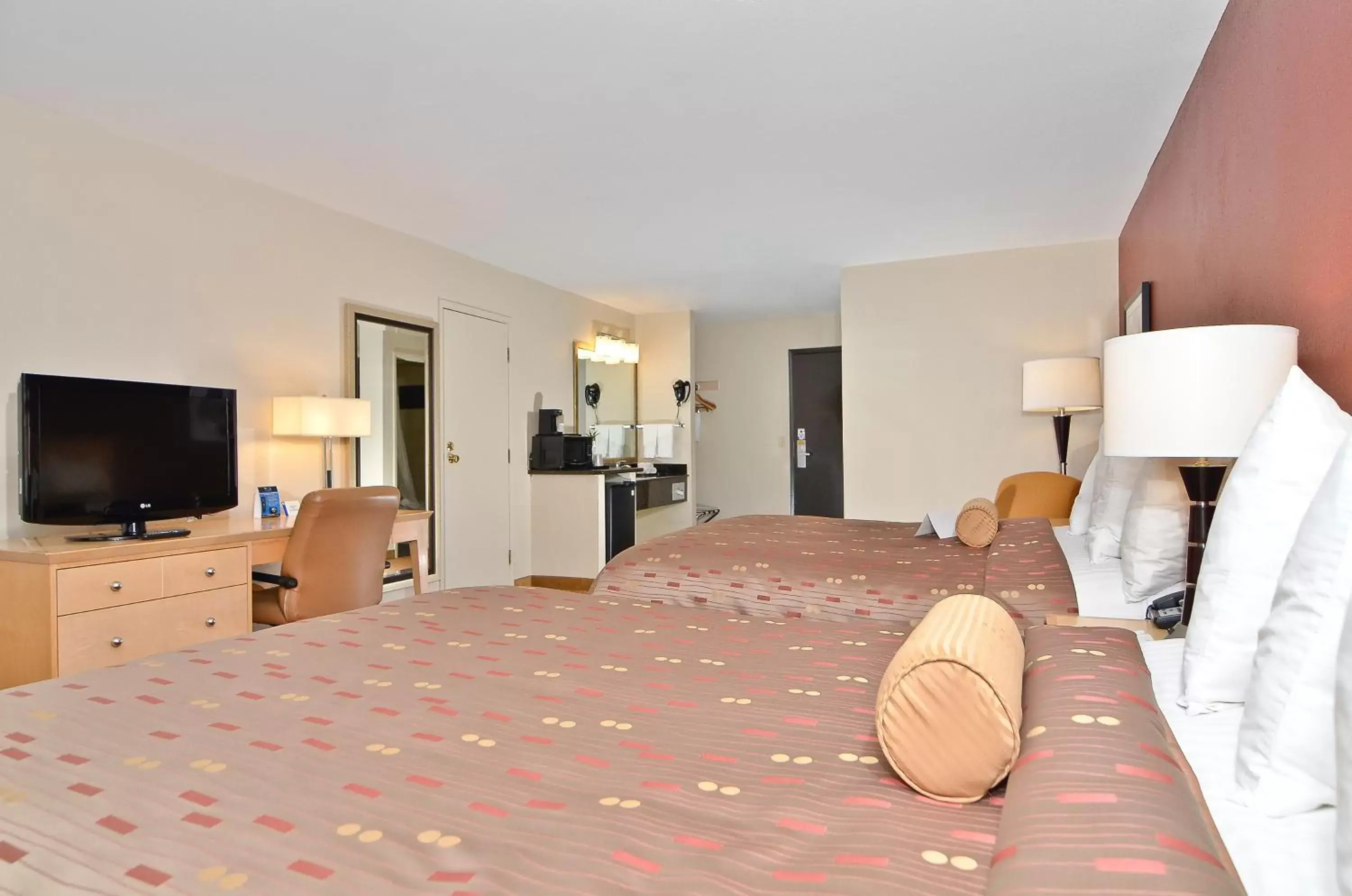 Bed in Clackamas Inn and Suites