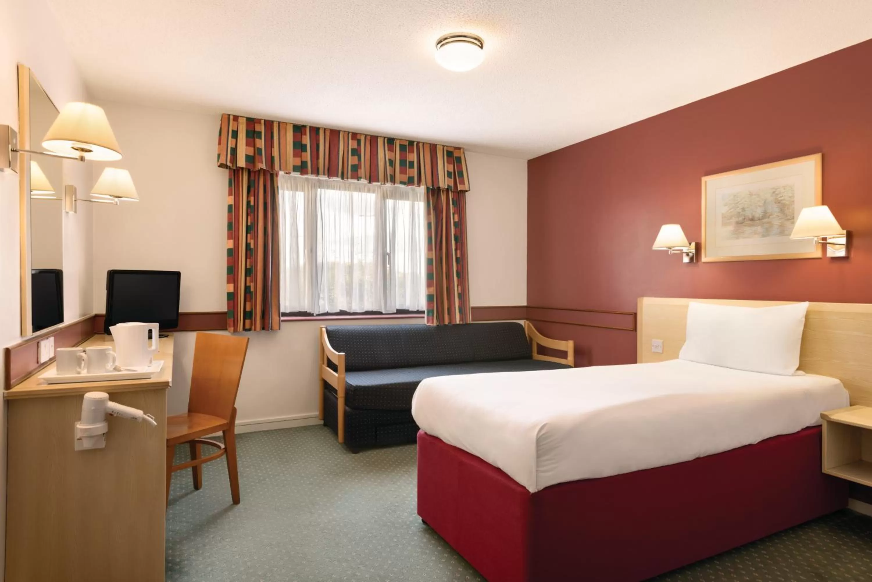 Photo of the whole room, Bed in Days Inn Hotel Bradford - Leeds