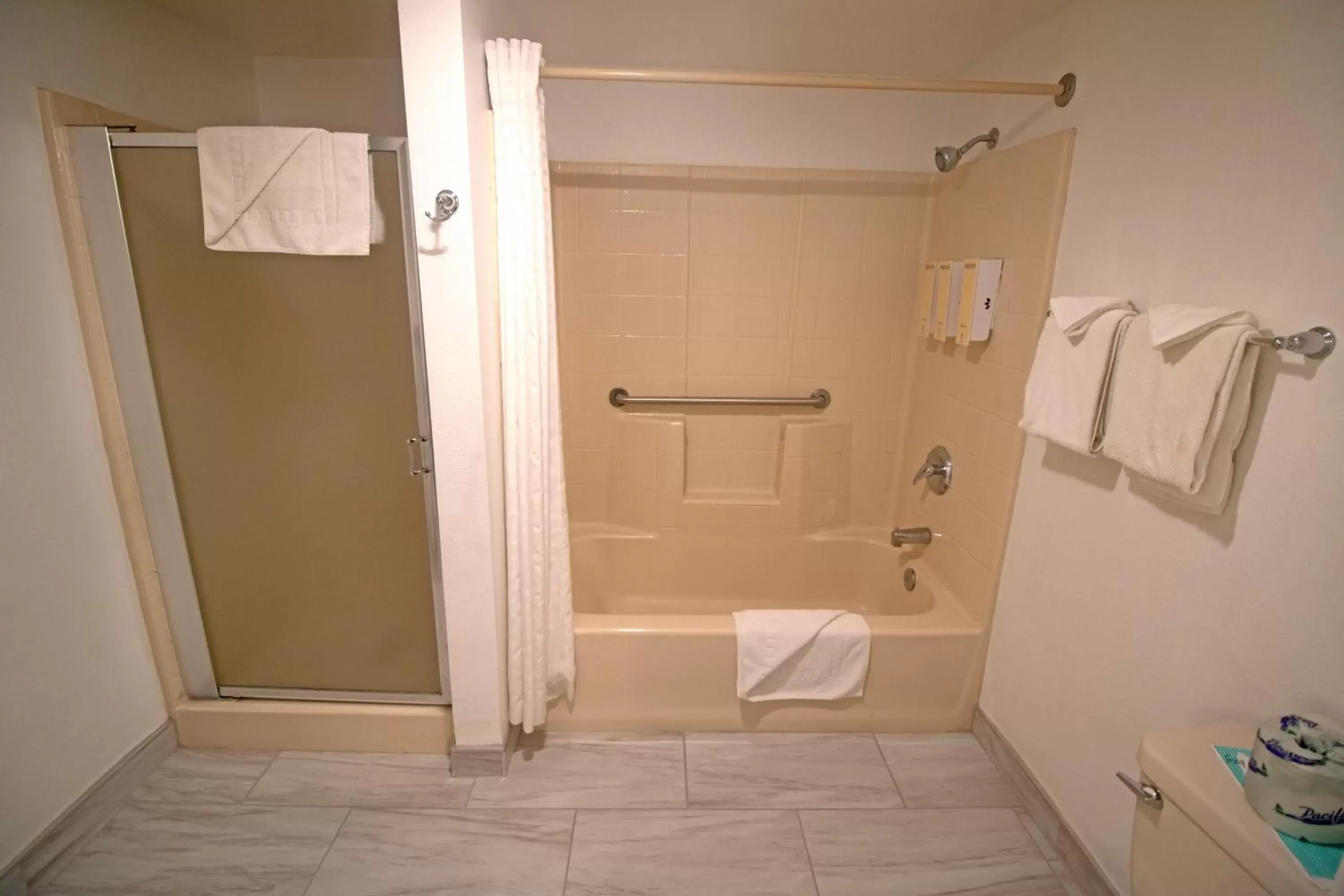 Shower, Bathroom in La Serena Inn