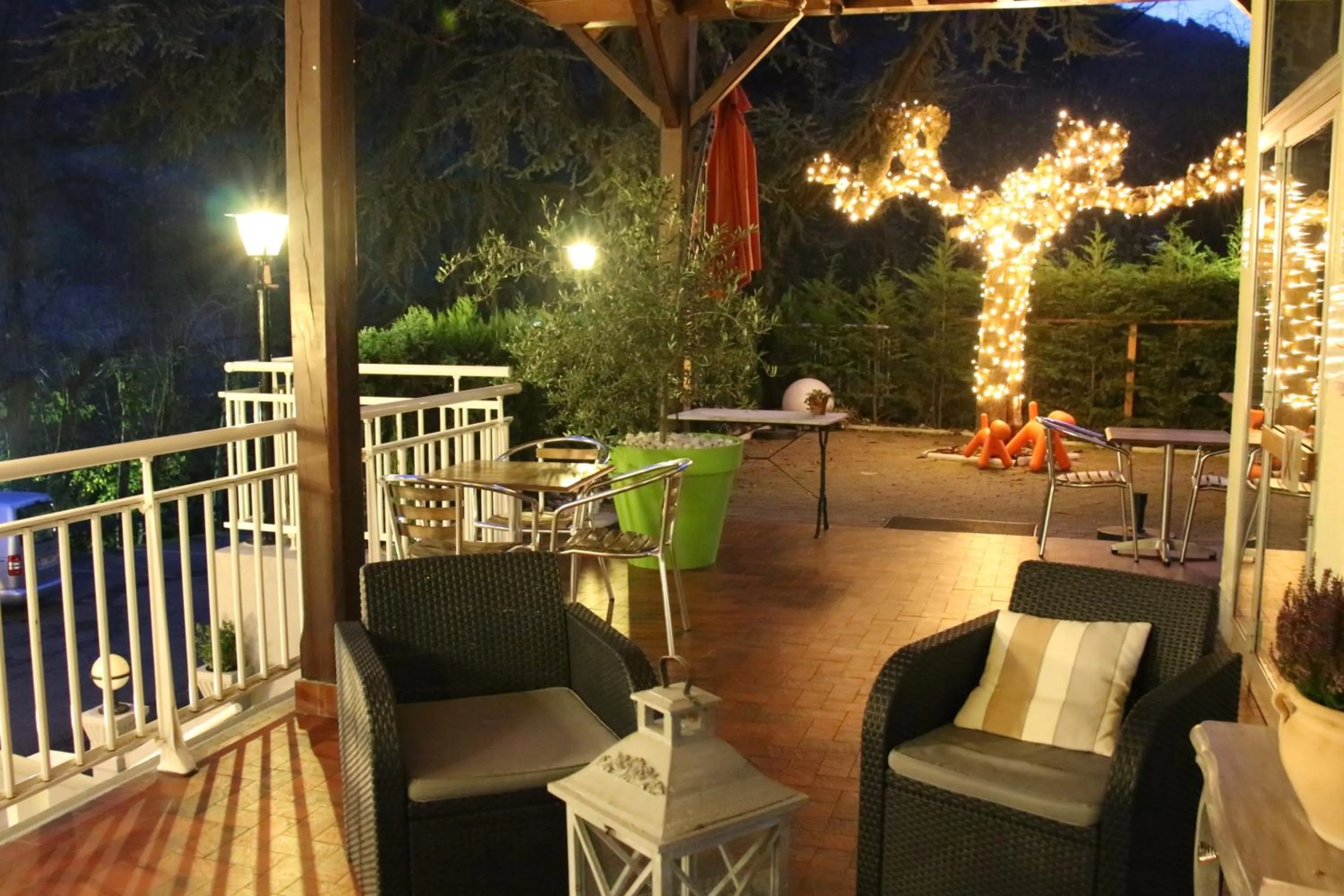 Patio in Hôtel Spa & Restaurant Ô Pervenches