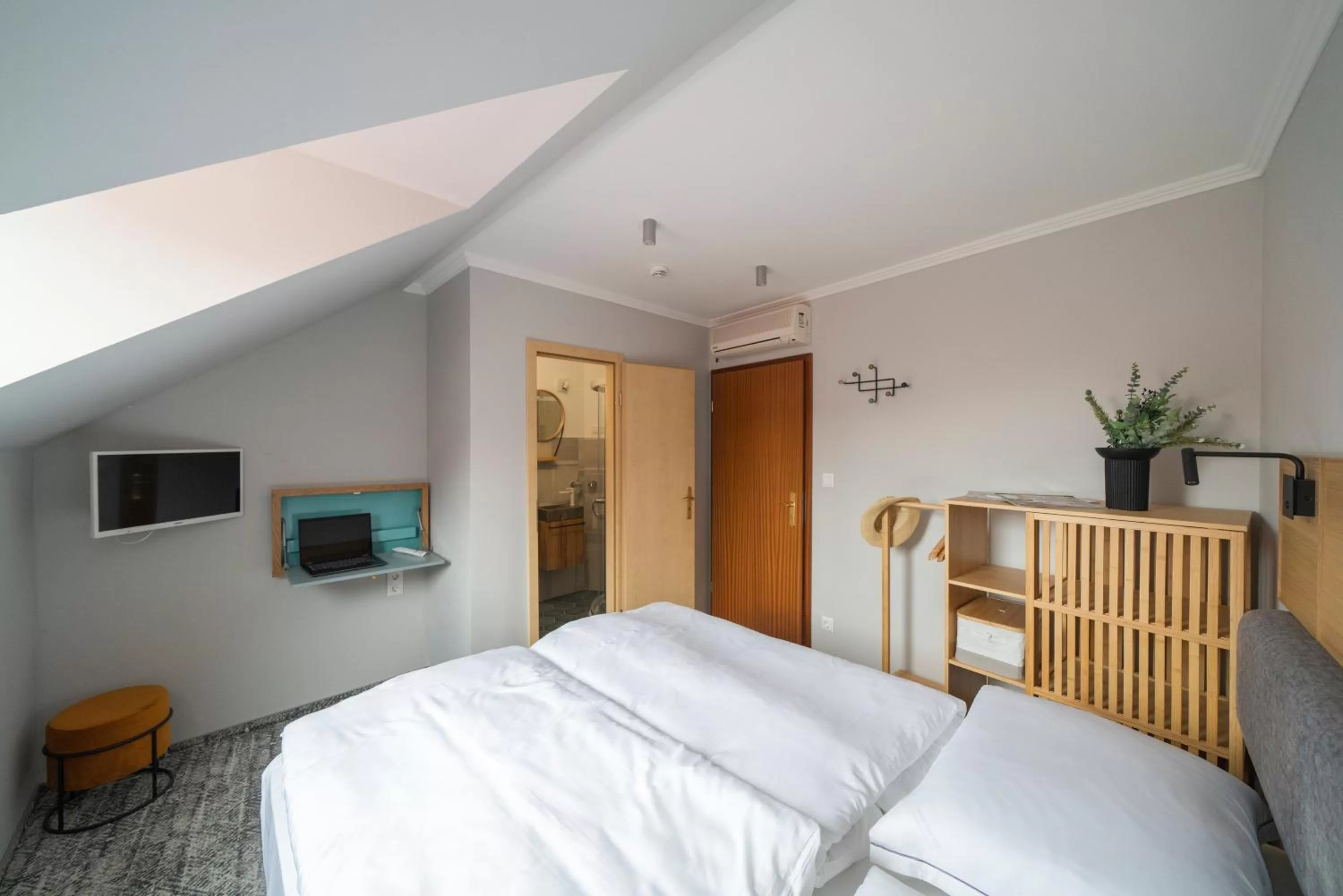 Photo of the whole room, Bed in Duett - Urban Rooms