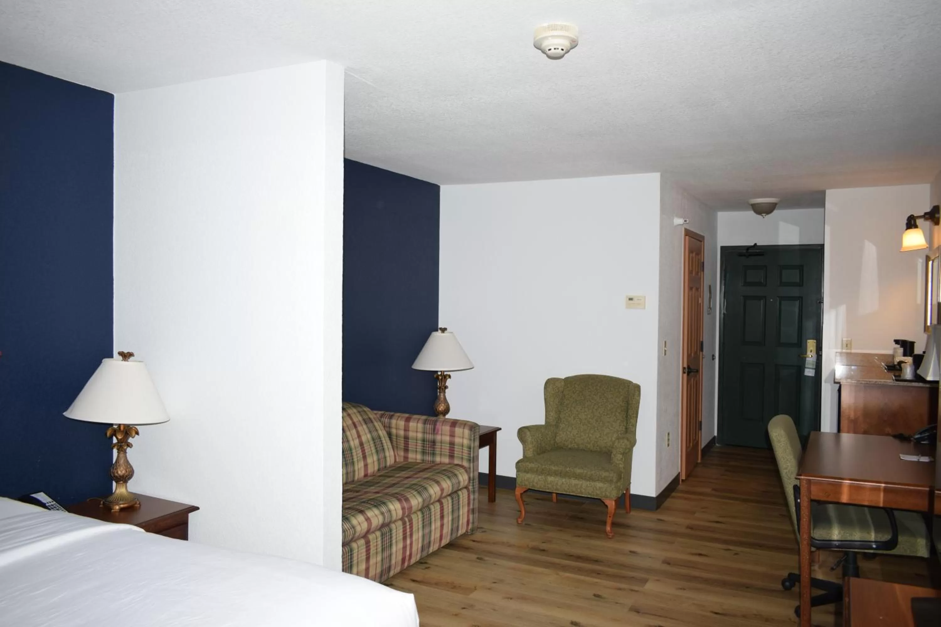 Seating area, Bed in Wingate by Wyndham Youngstown - Austintown