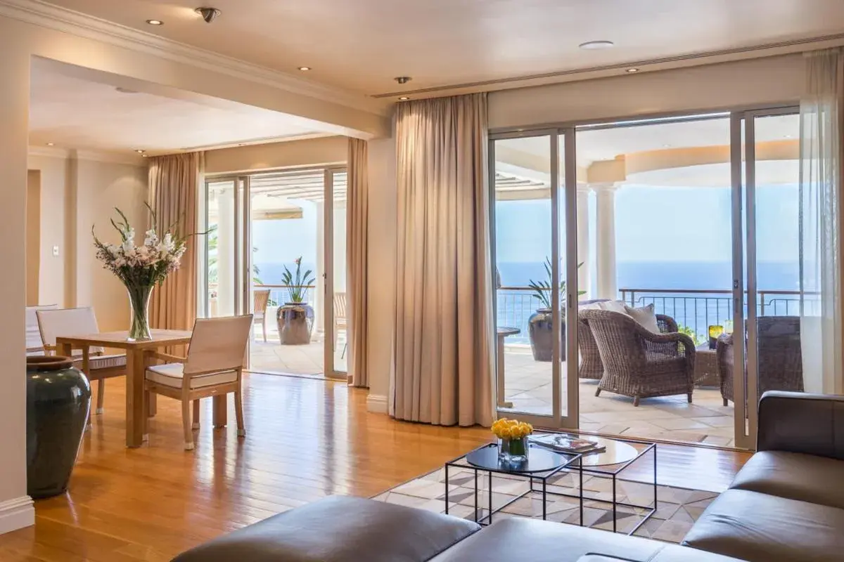 Living room, Sea View in Compass House