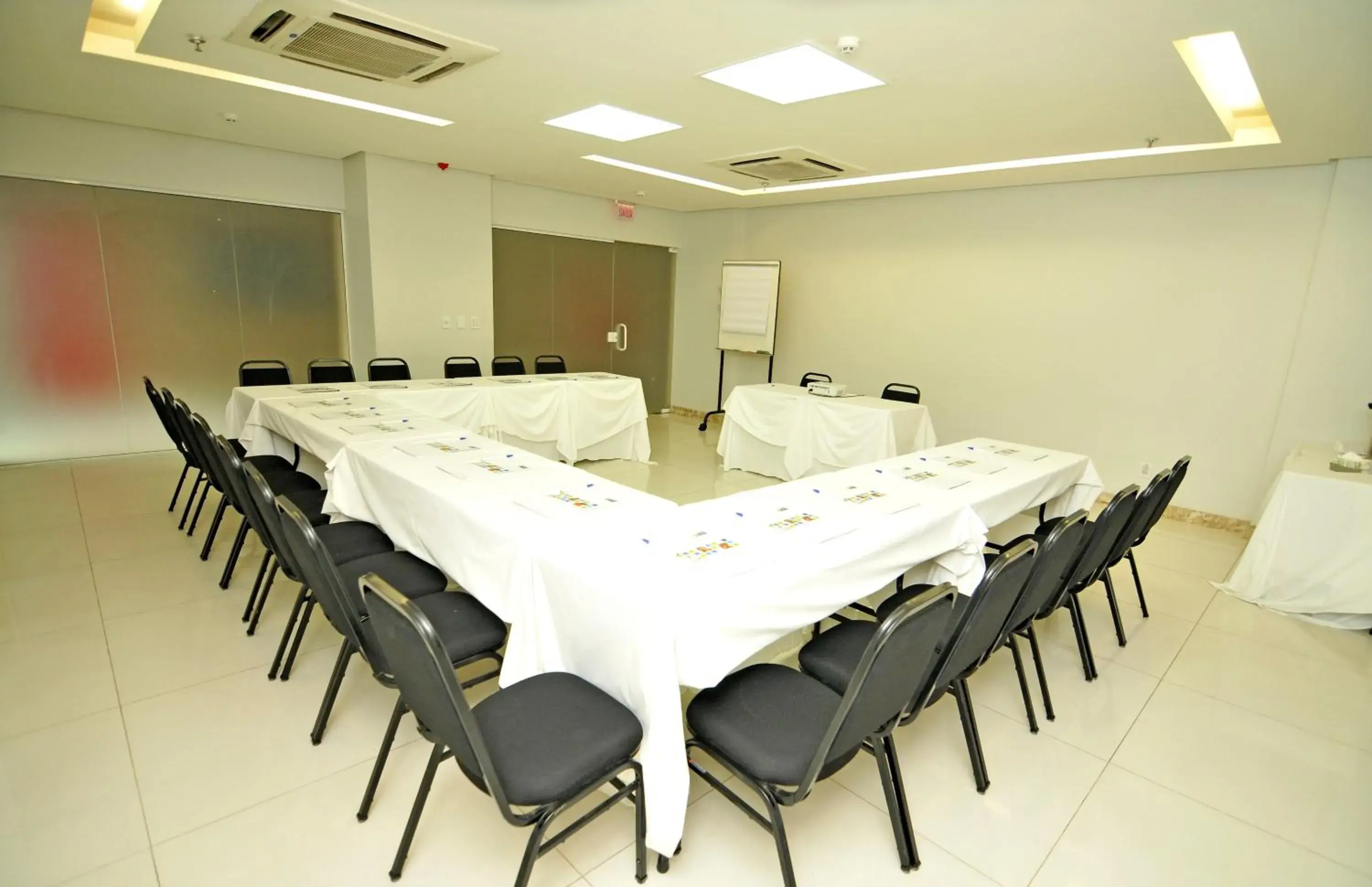 Meeting/conference room in Holiday Inn Express Belem Ananindeua, an IHG Hotel