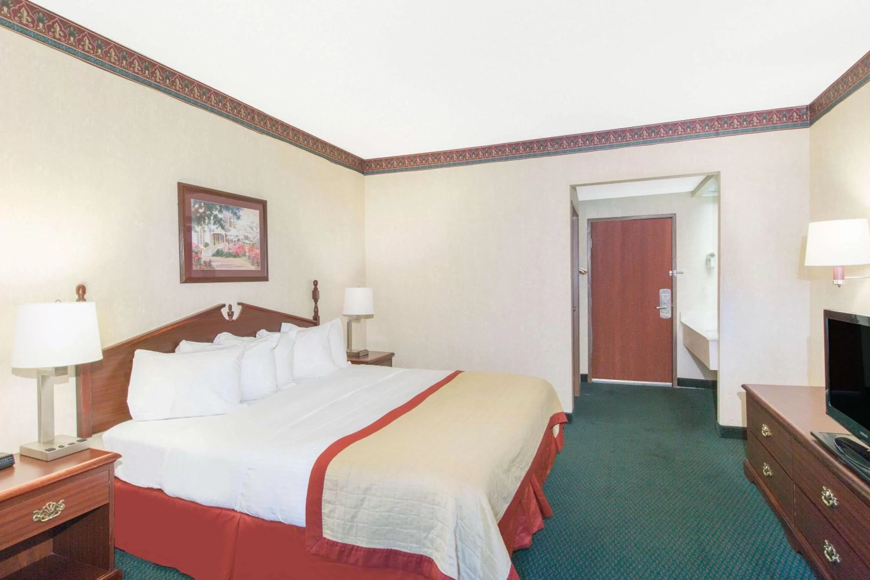 Photo of the whole room in Baymont by Wyndham Jonesboro