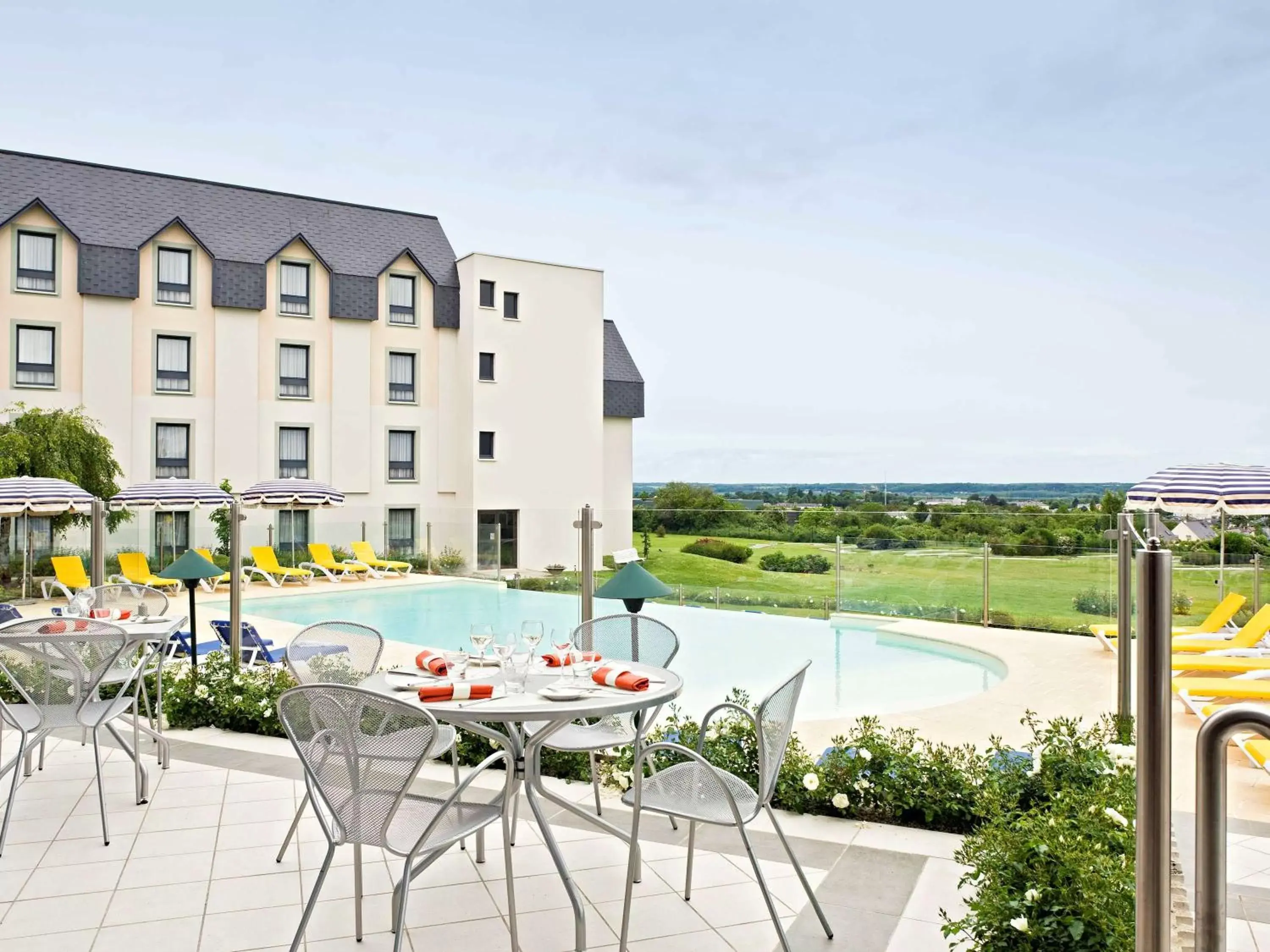 Property building, Swimming Pool in Novotel Amboise