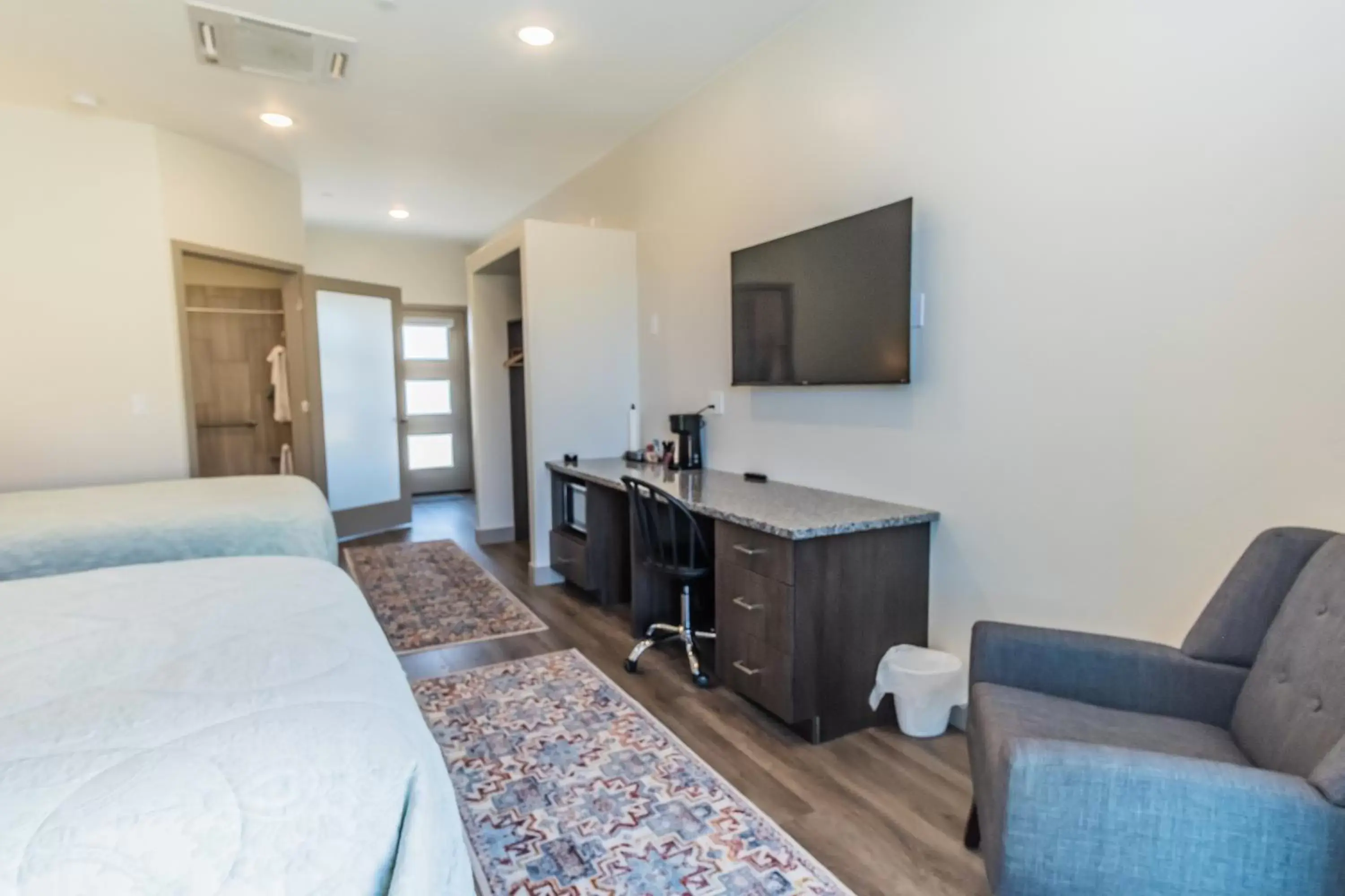 Bed, TV/Entertainment Center in South Zion Inn and Suites