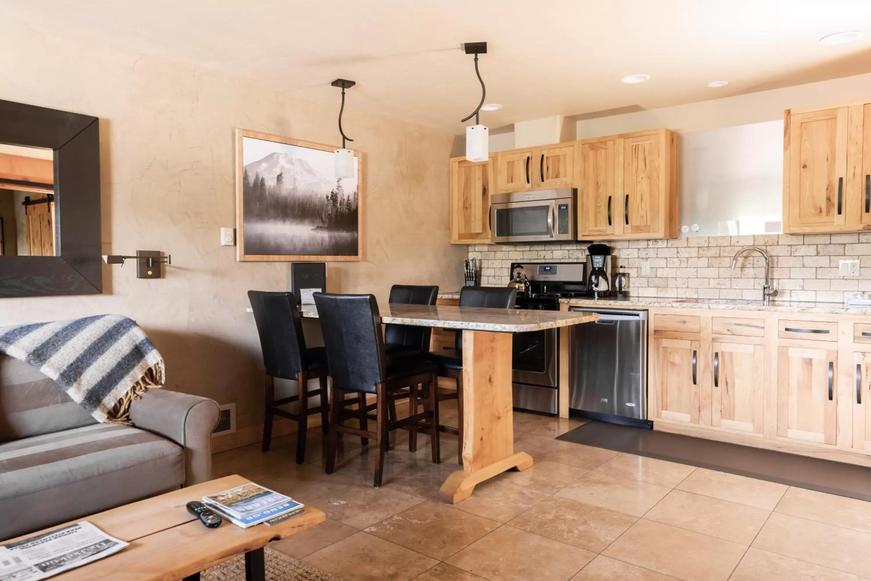 Dining area, Kitchen/Kitchenette in Wall Street Suites