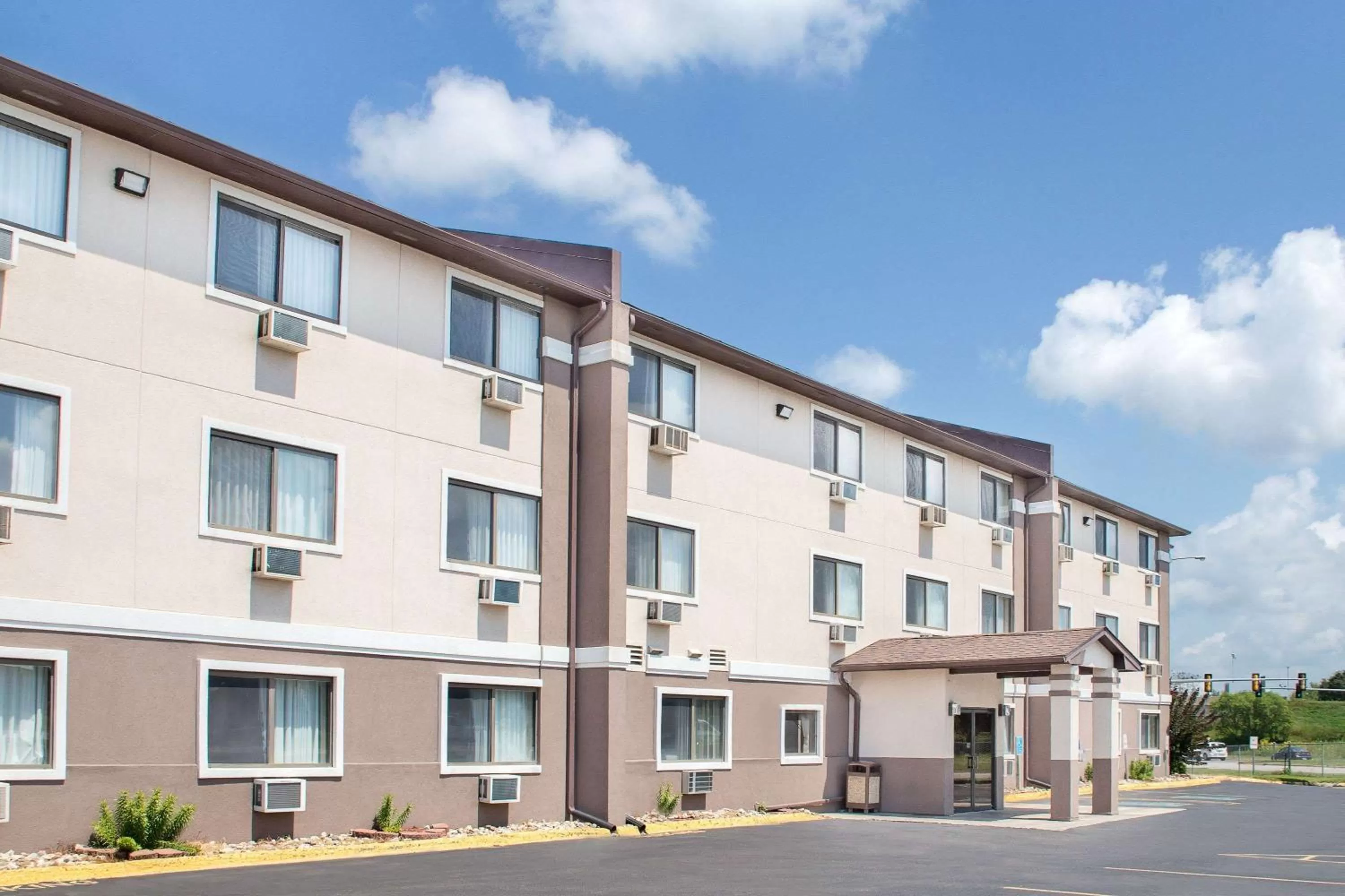 Property building in Boarders Inn & Suites by Cobblestone Hotels Waterloo Cedar Falls