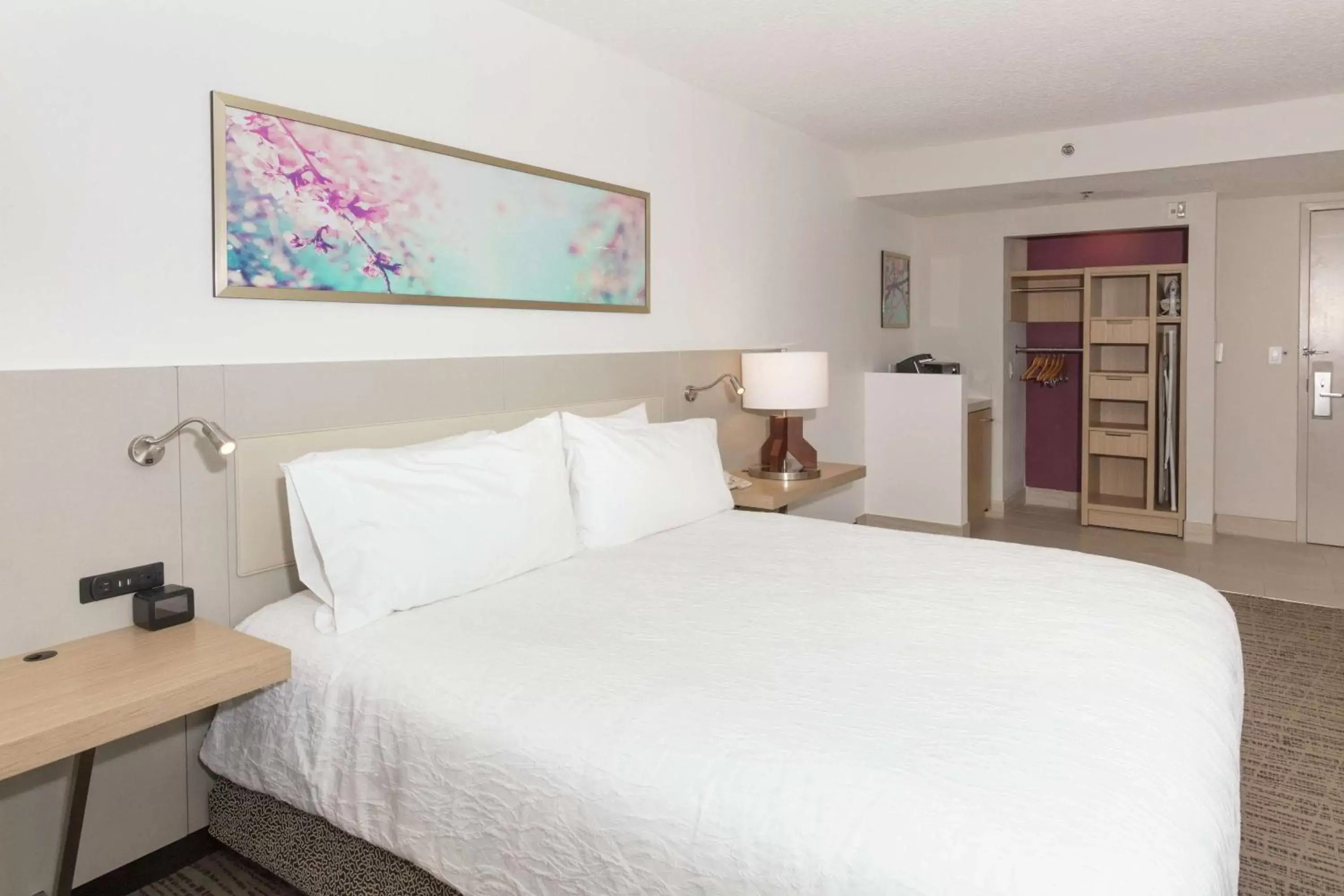 Photo of the whole room, Bed in Hilton Garden Inn Saint Augustine Beach