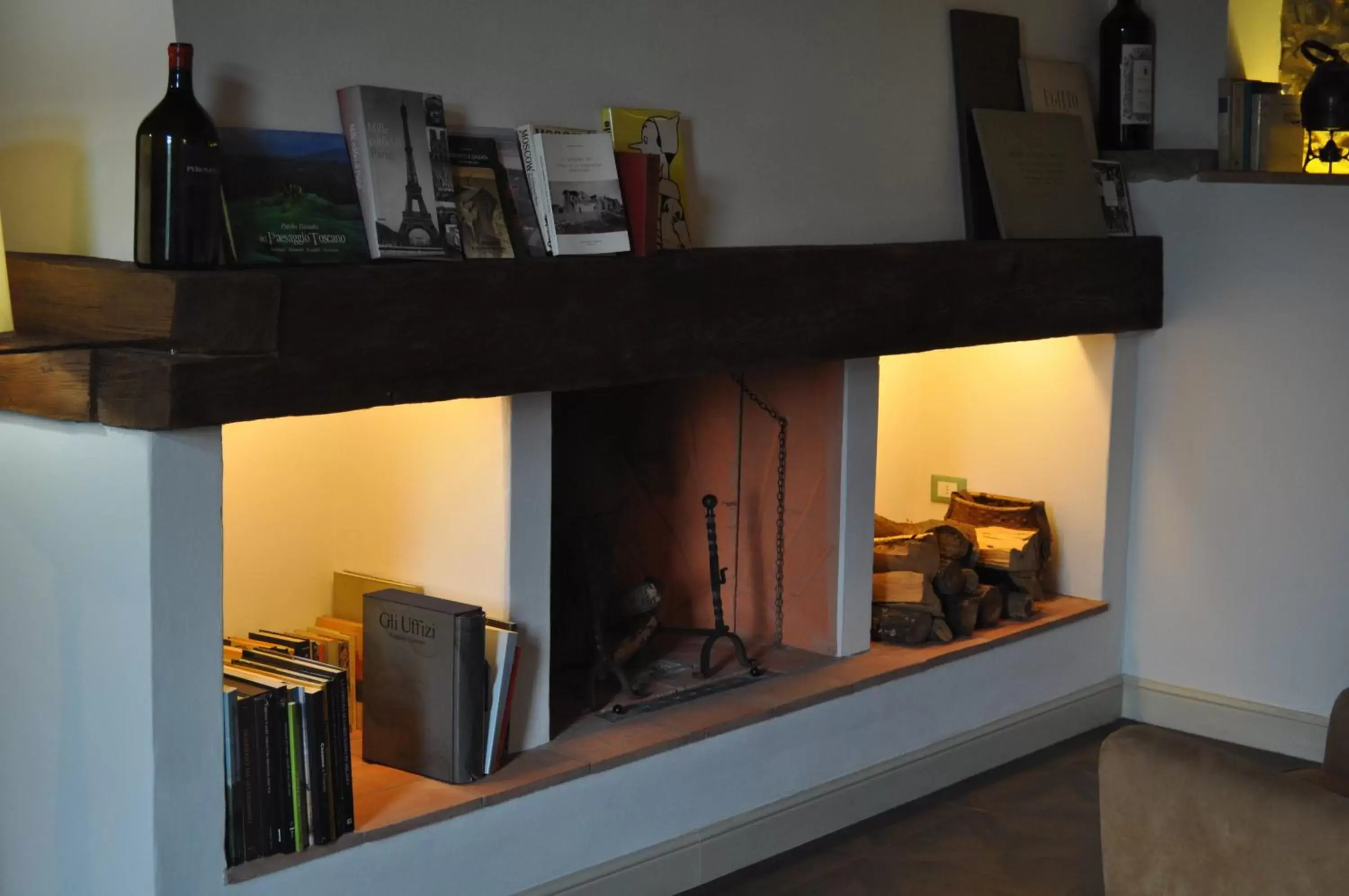 Communal lounge/ TV room in Armonie di Villa Incontri B&B