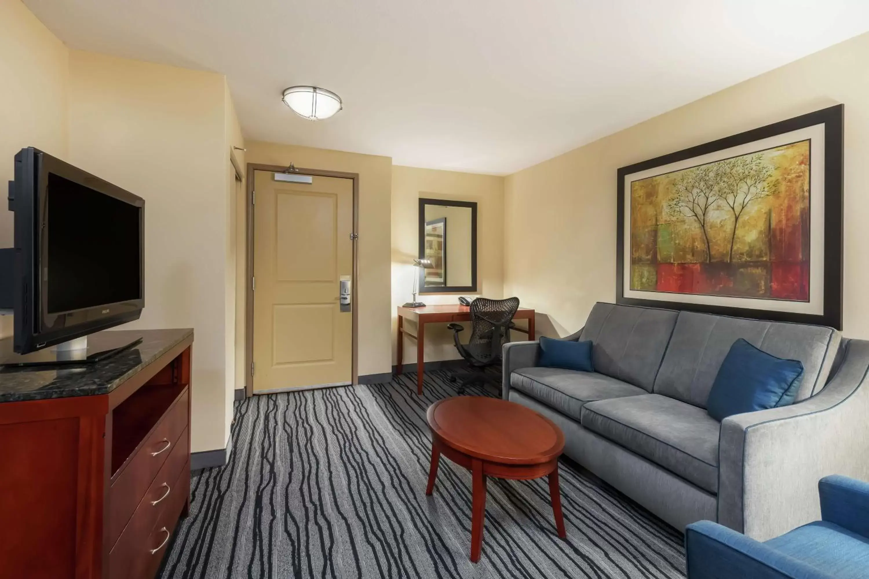Bedroom, Seating Area in Hilton Garden Inn St. Louis Shiloh/O'Fallon IL