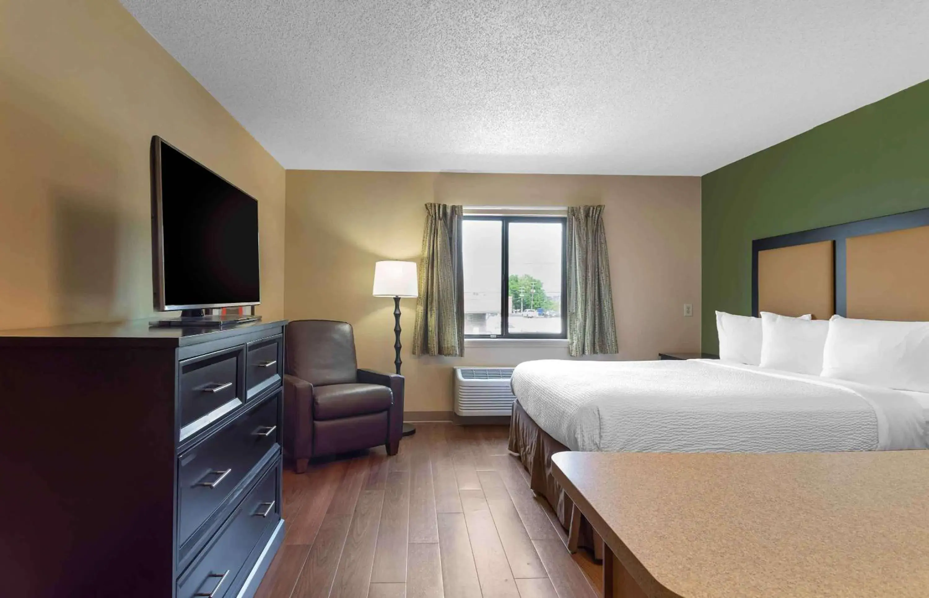 Bedroom, TV/Entertainment Center in Extended Stay America Suites - Knoxville - West Hills