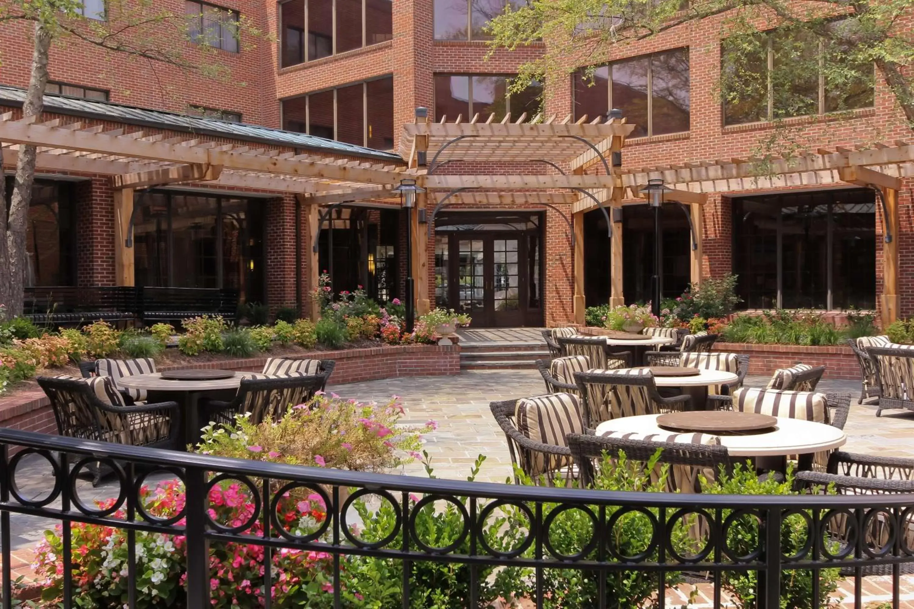 Inner courtyard view in DoubleTree Suites by Hilton Charlotte/SouthPark