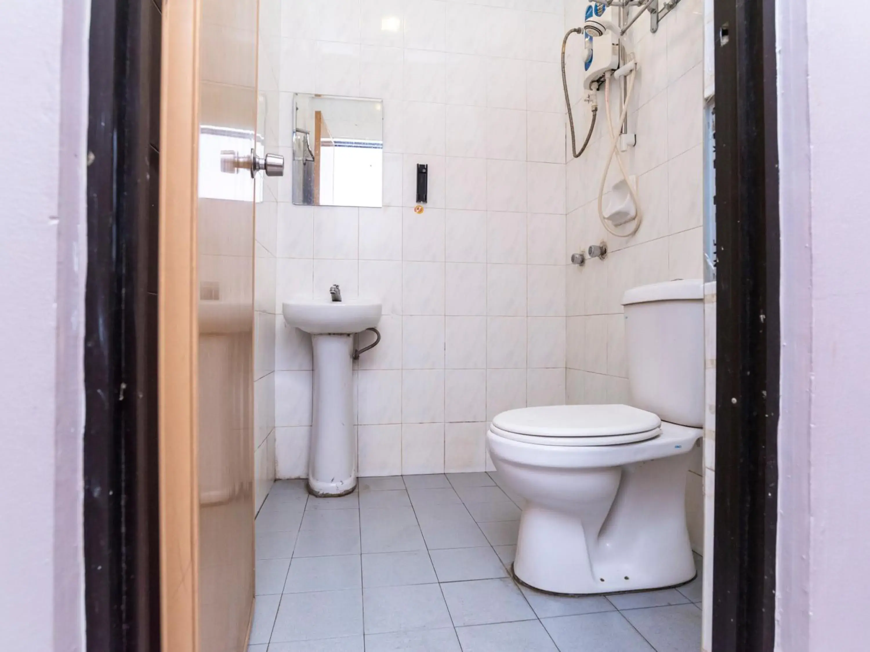 Bathroom in OYO 44027 Golden Horse Hotel