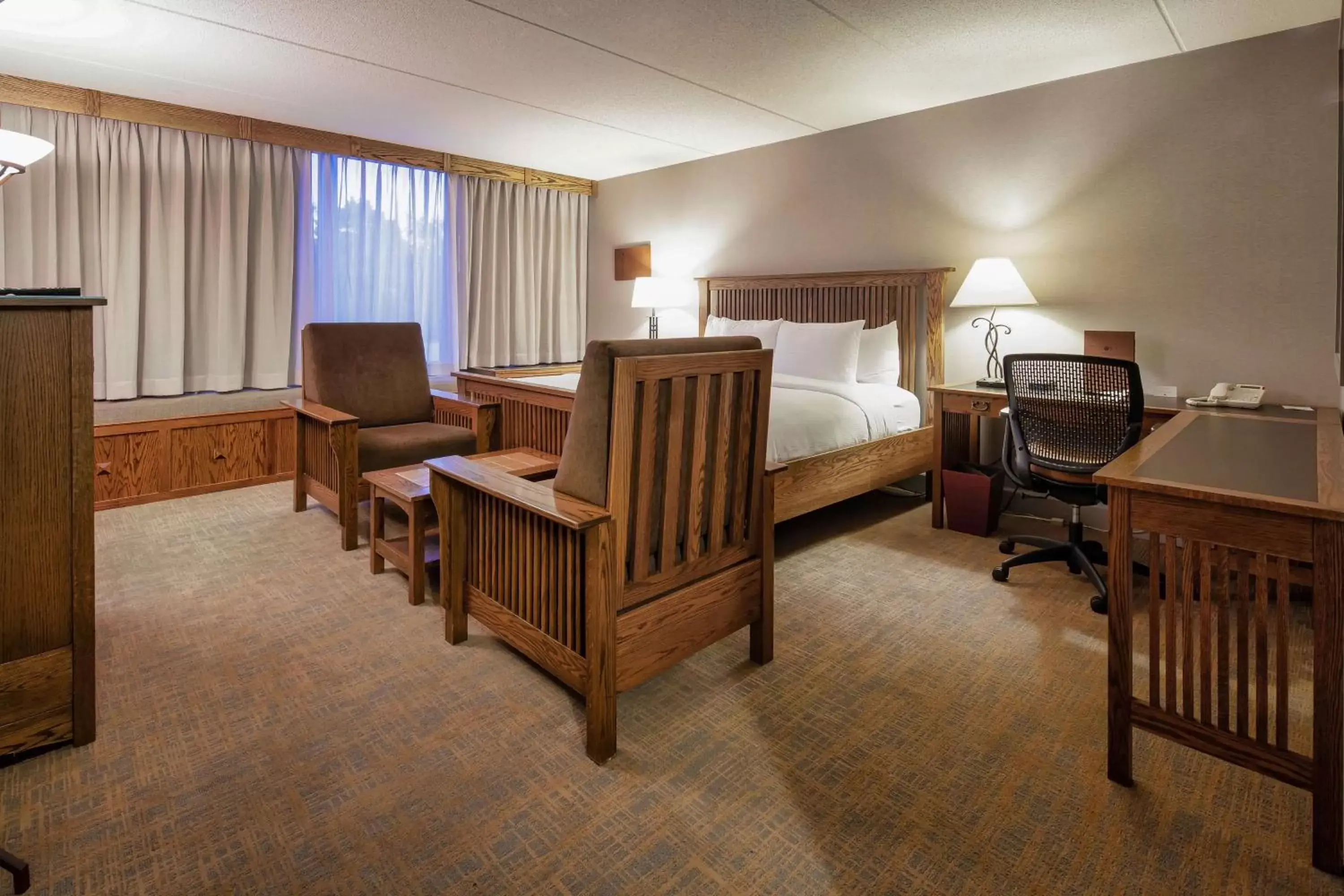 Bed, Seating Area in DoubleTree by Hilton Libertyville-Mundelein