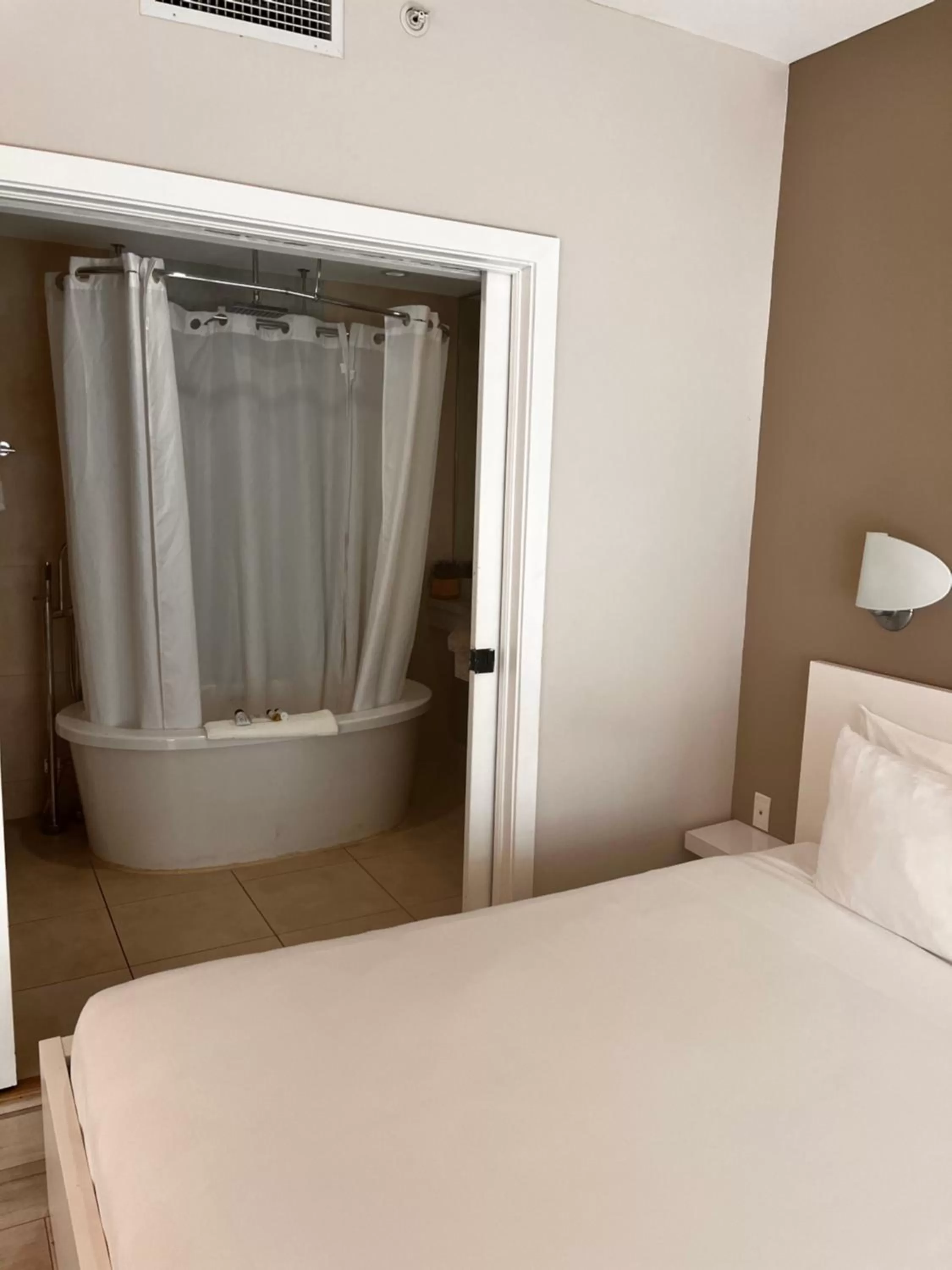 Bedroom, Bed in Suites at The Strand on Ocean Drive