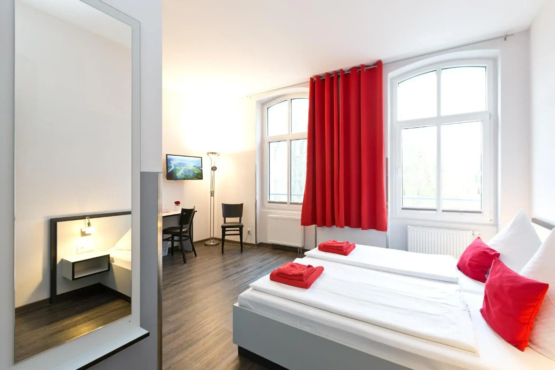 Photo of the whole room, Bed in Hotel zwischen den Seen