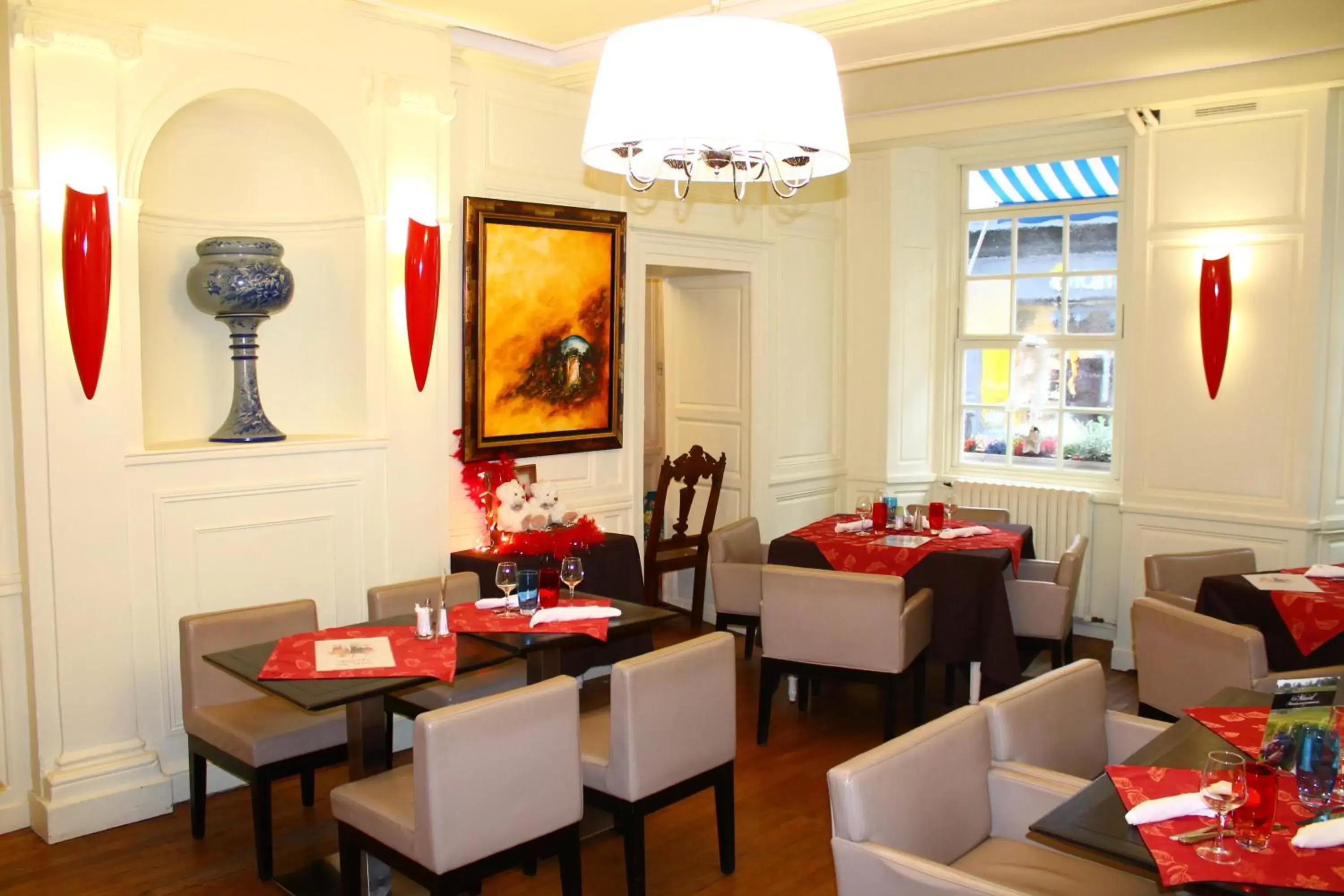 Restaurant/Places to Eat in Logis Grand Hôtel De L'Europe