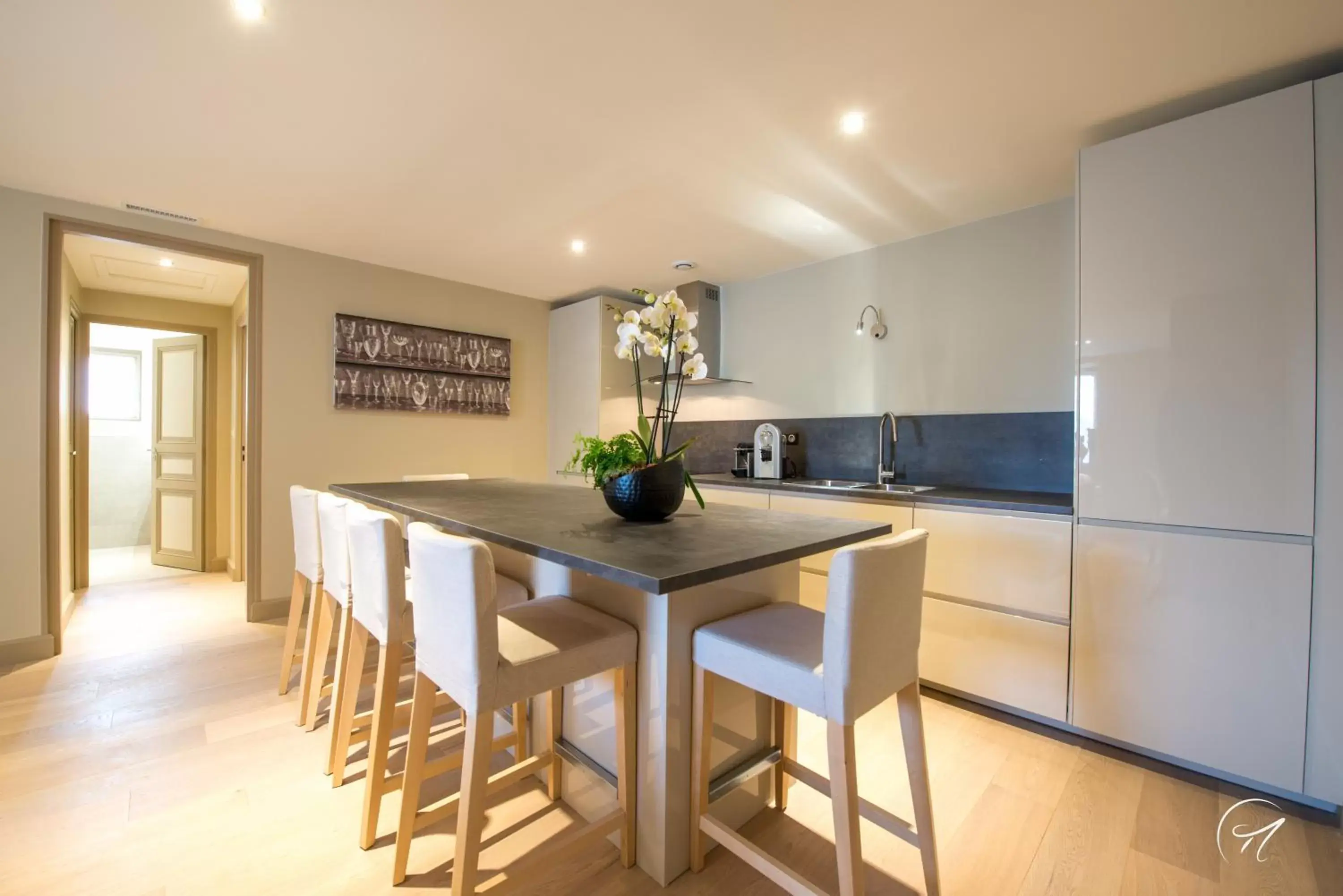 Kitchen or kitchenette, Dining Area in Les Suites du 33