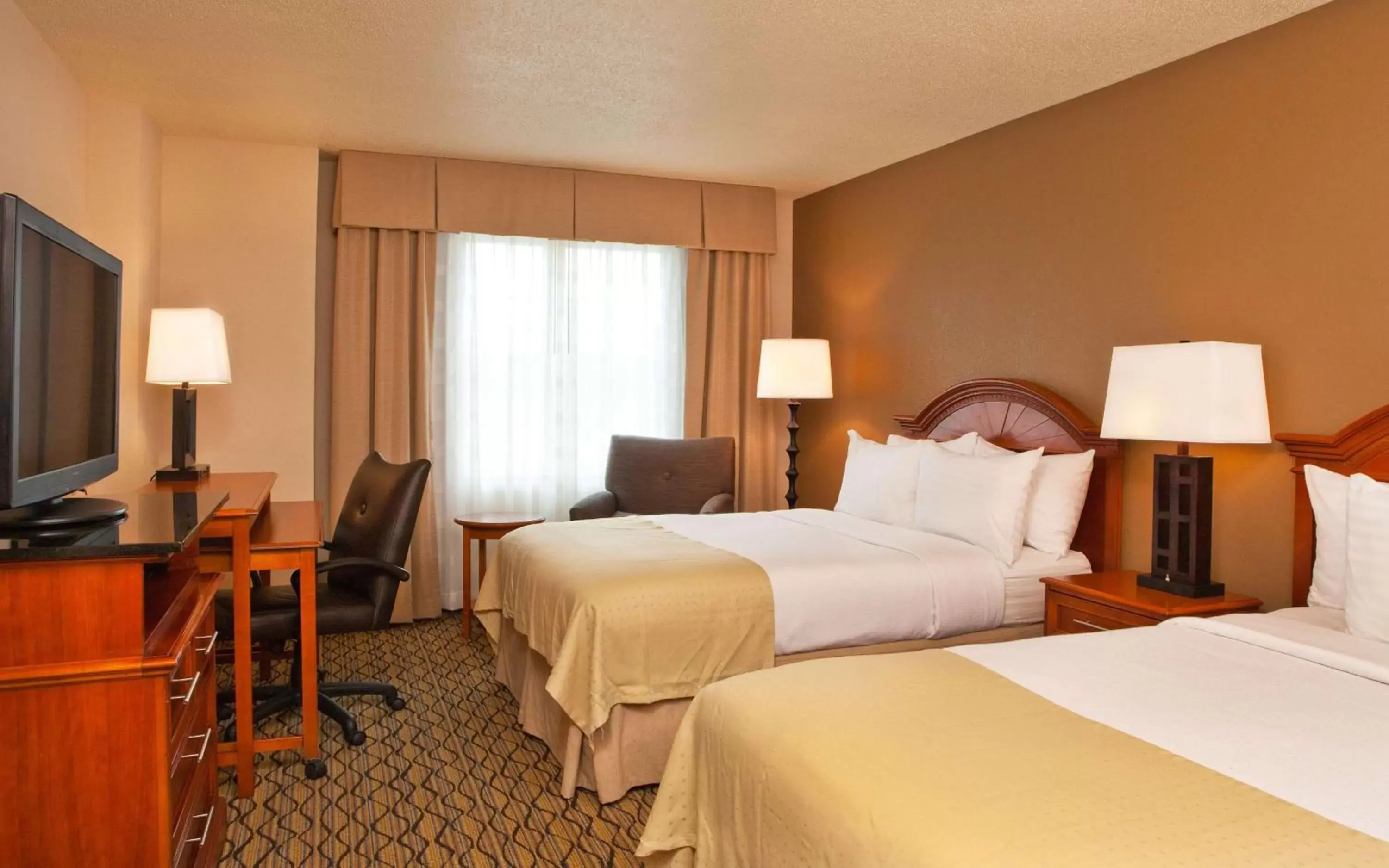 Photo of the whole room, Bed in Sonesta Atlanta Airport South