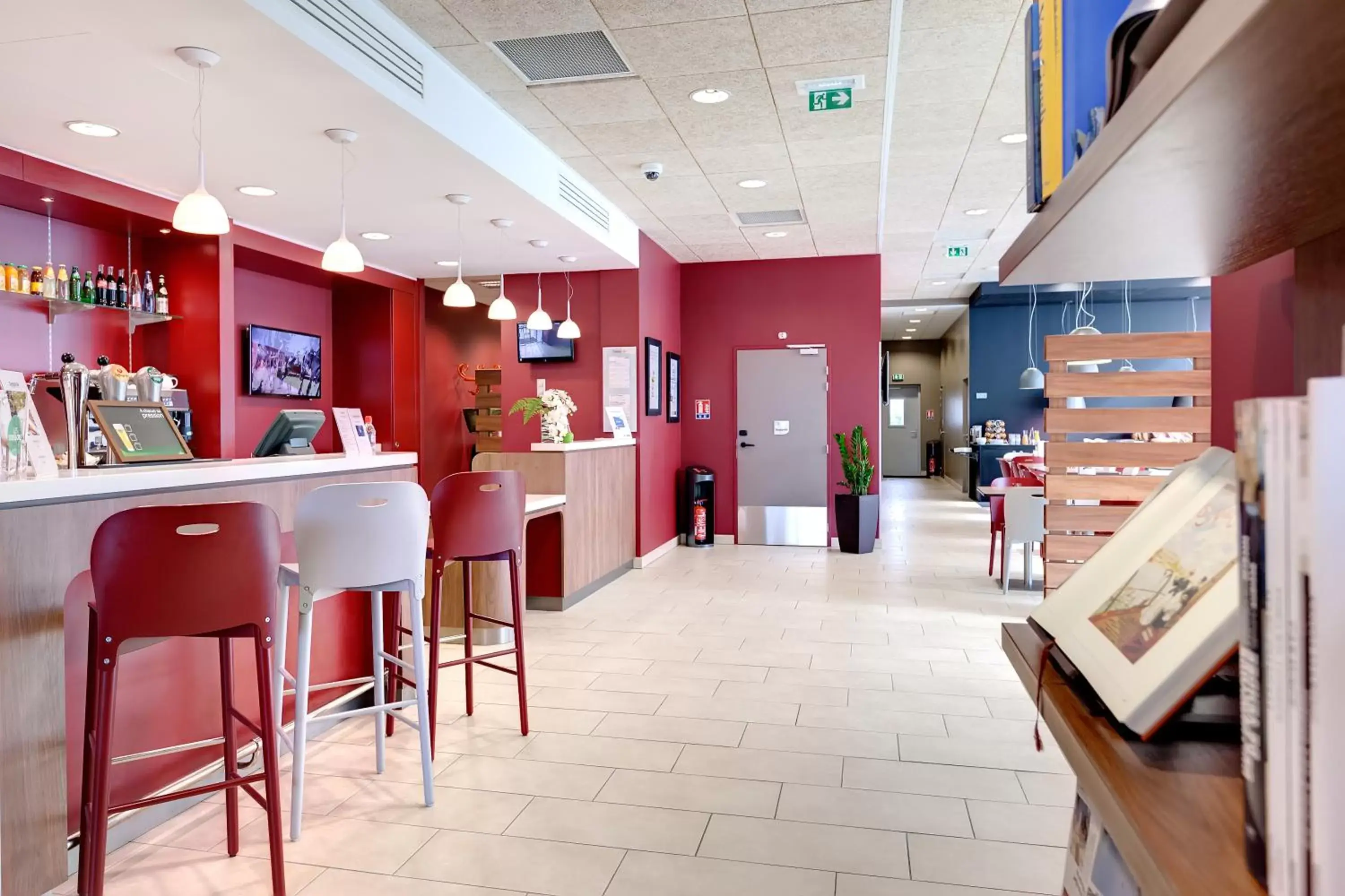 Lobby or reception in Campanile La Roche Sur Yon Centre Gare