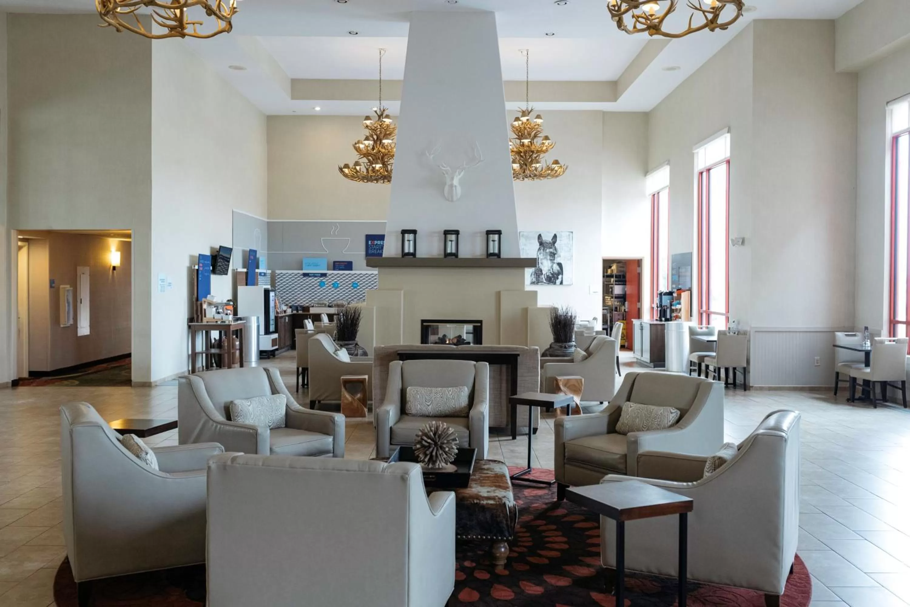 Lobby or reception in Holiday Inn Express & Suites - Olathe North by IHG