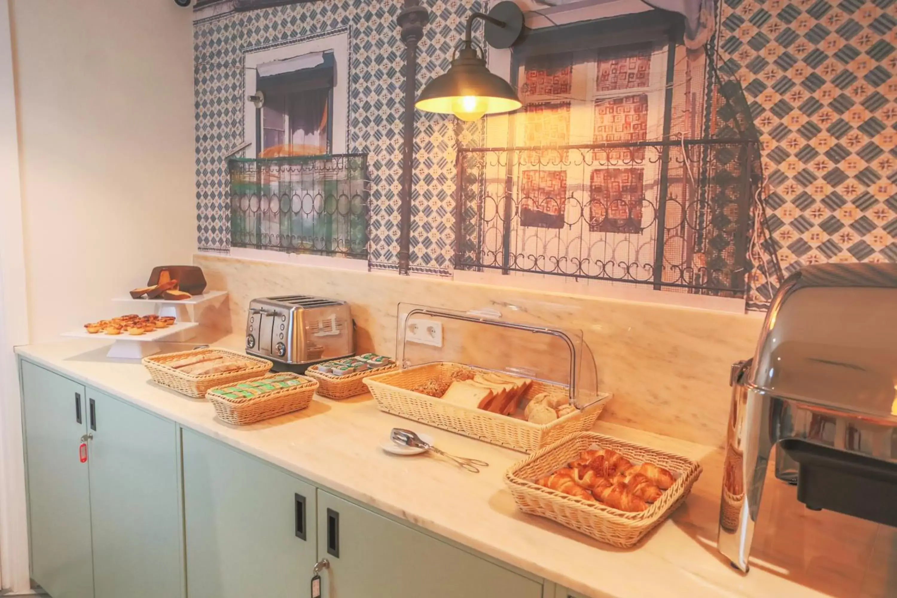 Breakfast, Kitchen/Kitchenette in Mouraria Lisboa Hotel