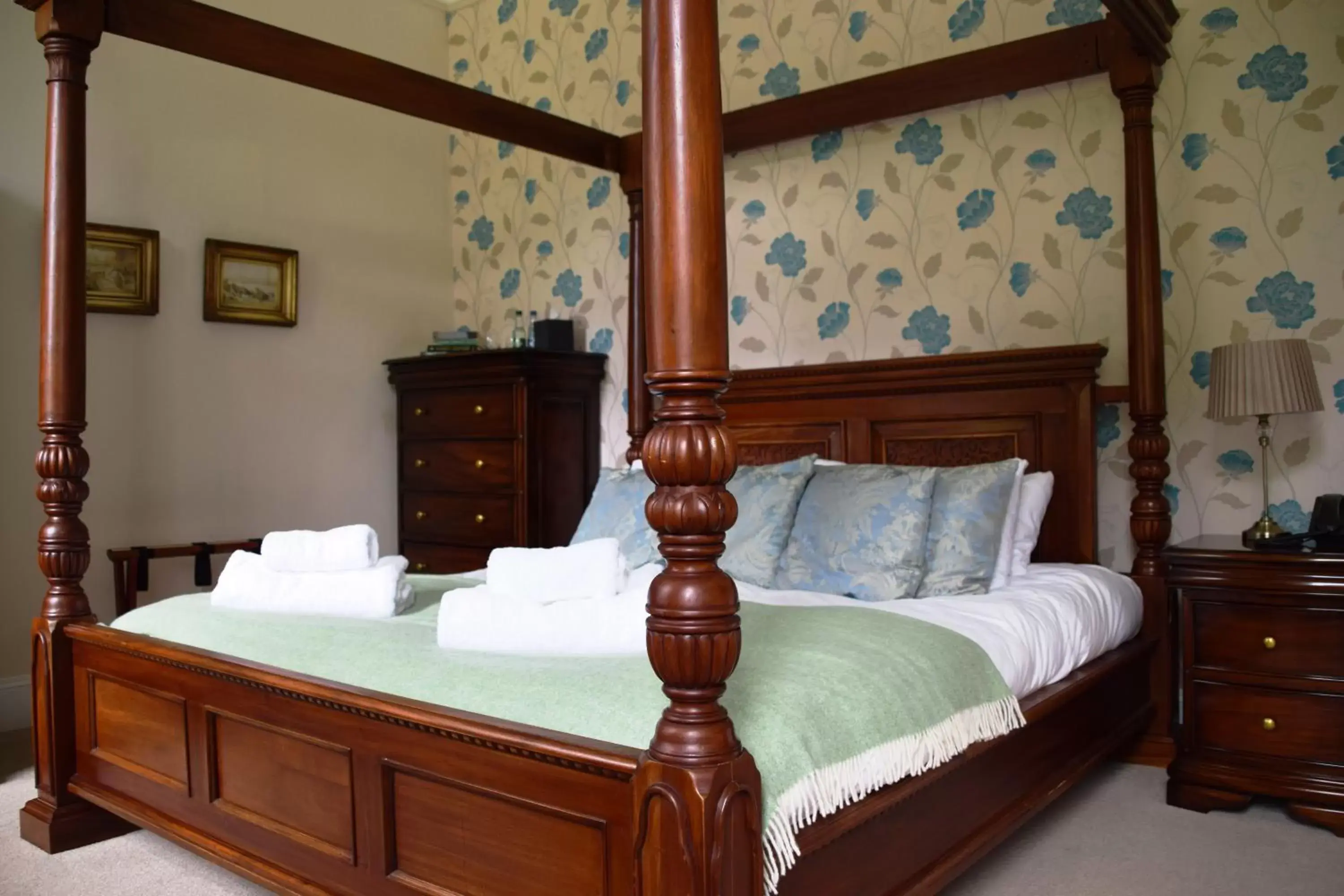 Bed in Saplinbrae Hotel and Lodges