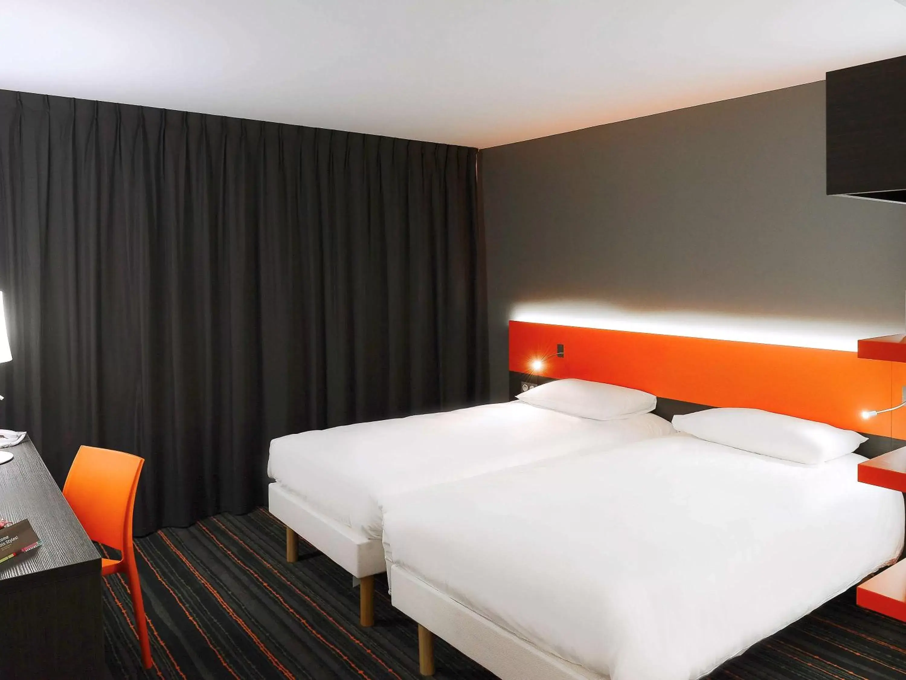 Photo of the whole room, Bed in ibis Styles Caen centre gare