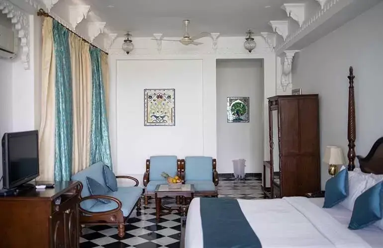 Bed in Swaroop Vilas - Lake Facing Boutique Hotel