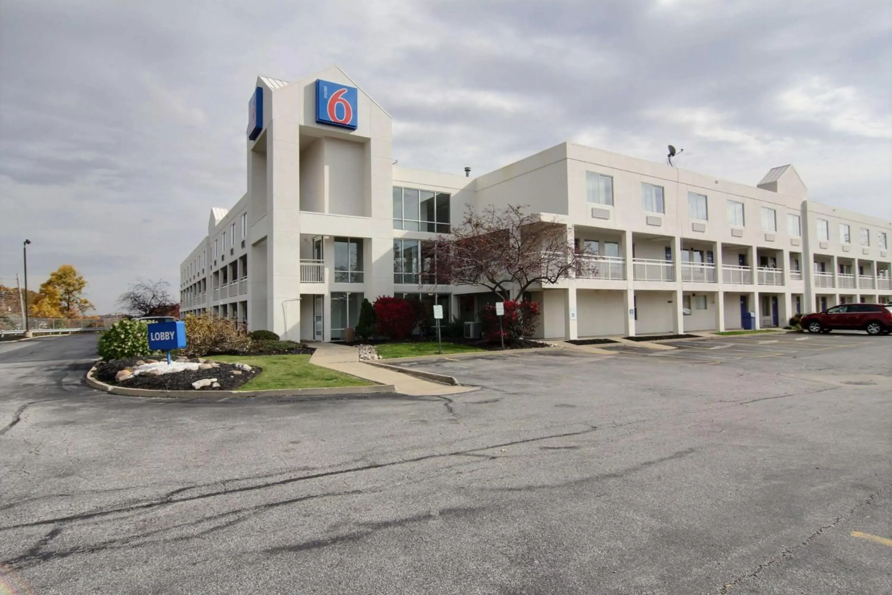 Property building, Garden in Motel 6-Willoughby, OH - Cleveland