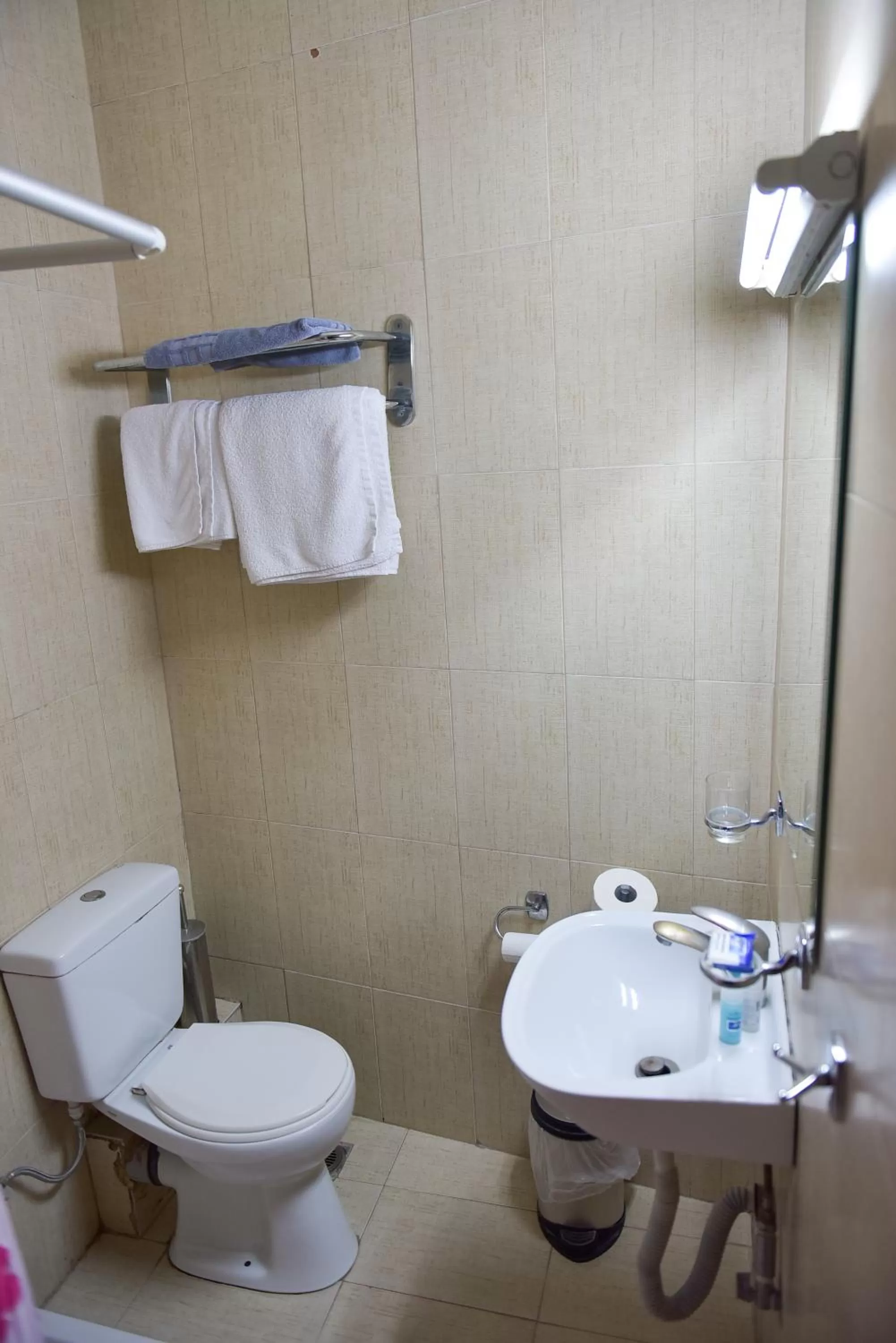 Bathroom in Oscar Hotel