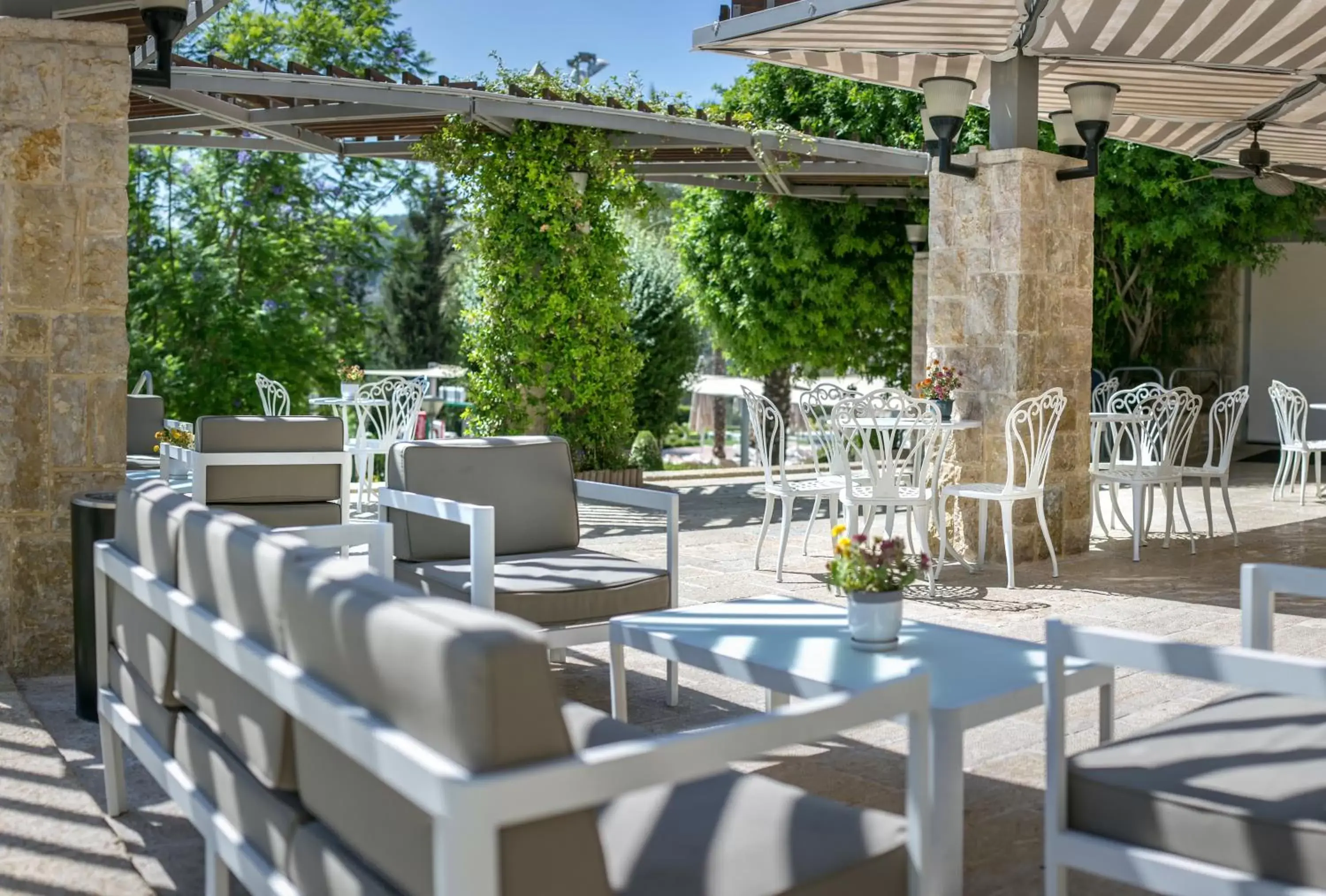 Patio, Restaurant/Places to Eat in Hotel Yehuda