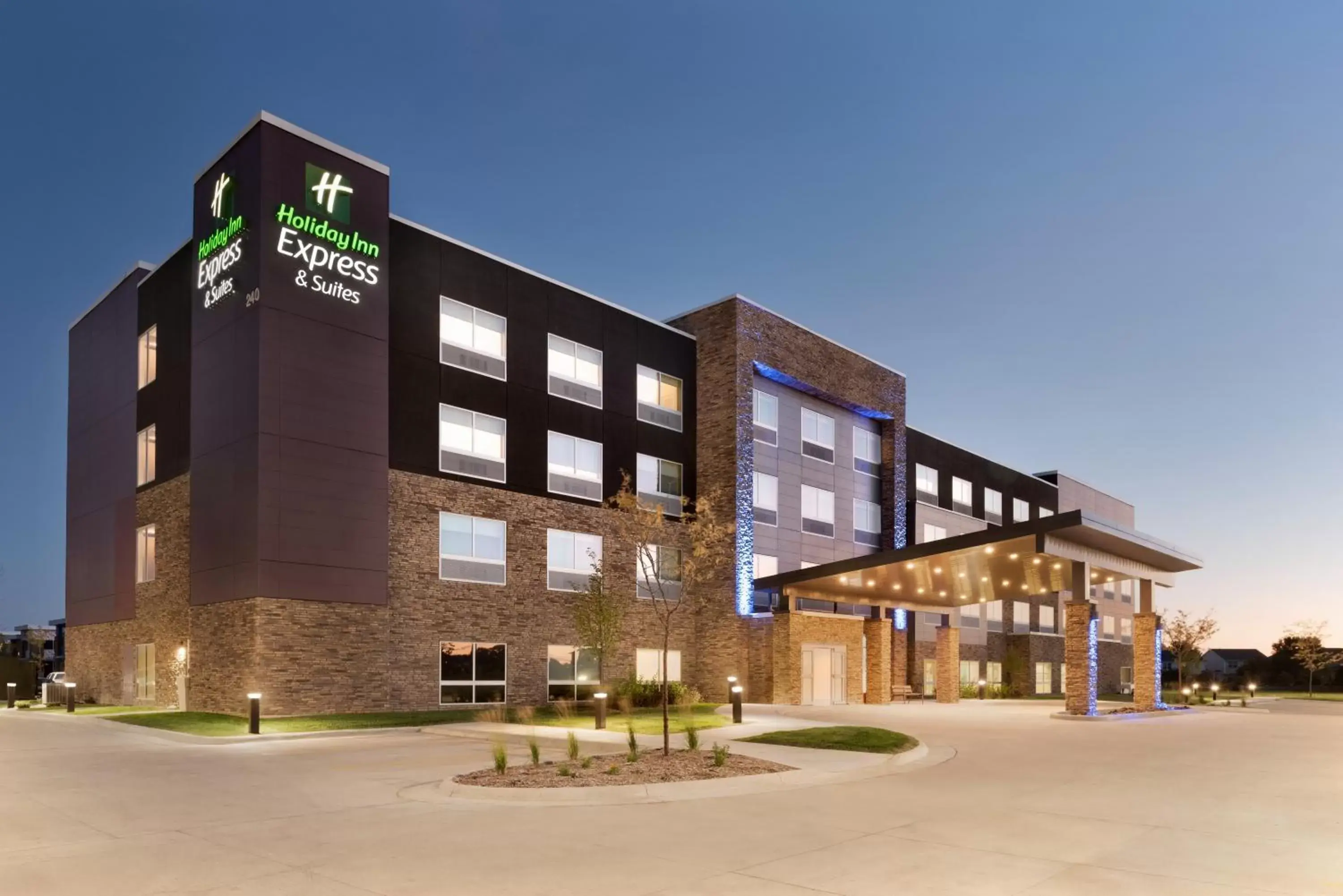 Property building in Holiday Inn Express & Suites - West Des Moines - Jordan Creek by IHG Property building in Holiday Inn Express & Suites - West Des Moines - Jordan Creek by IHG