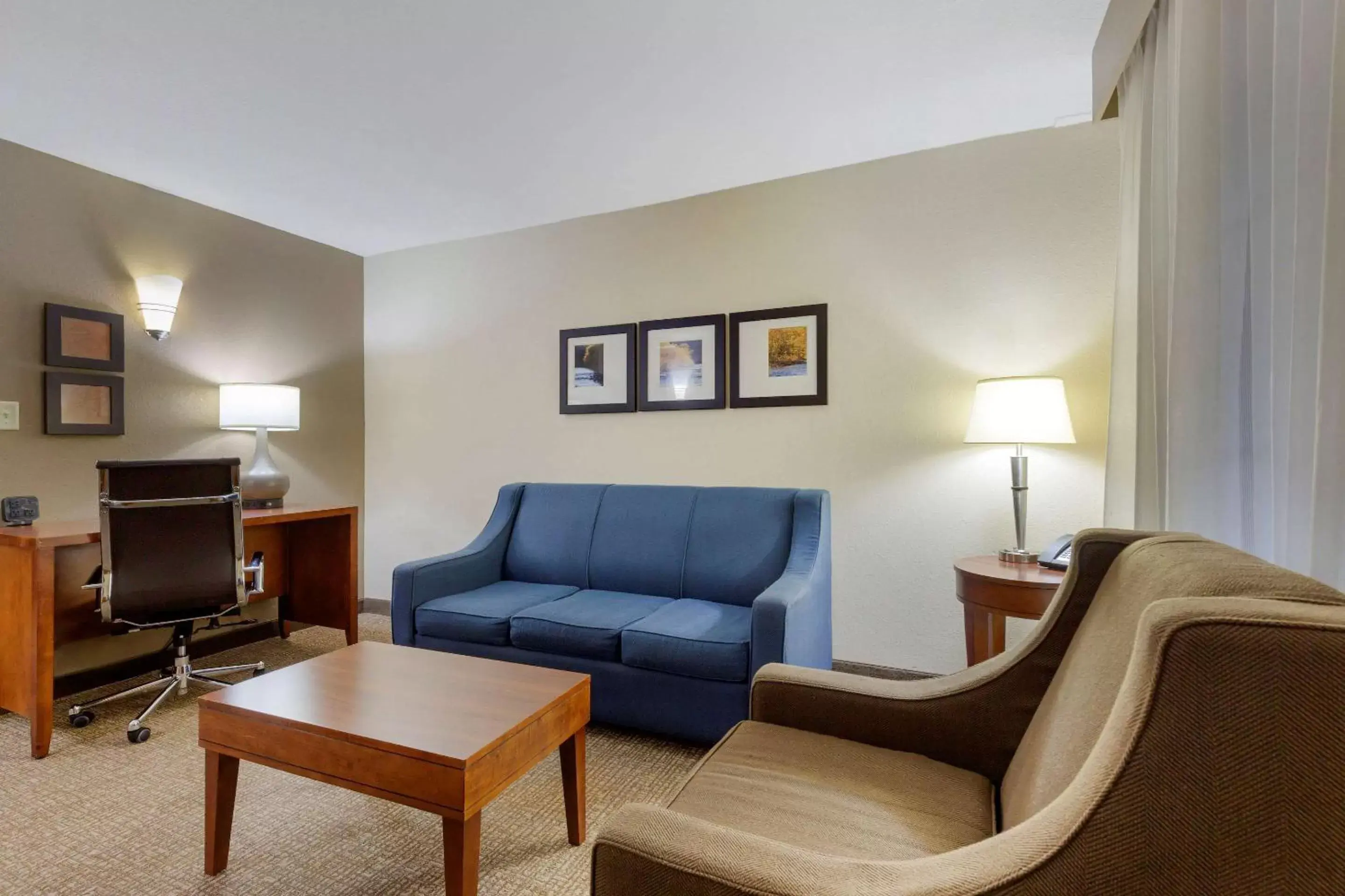 Photo of the whole room, Seating Area in Comfort Suites Near Potomac Mills