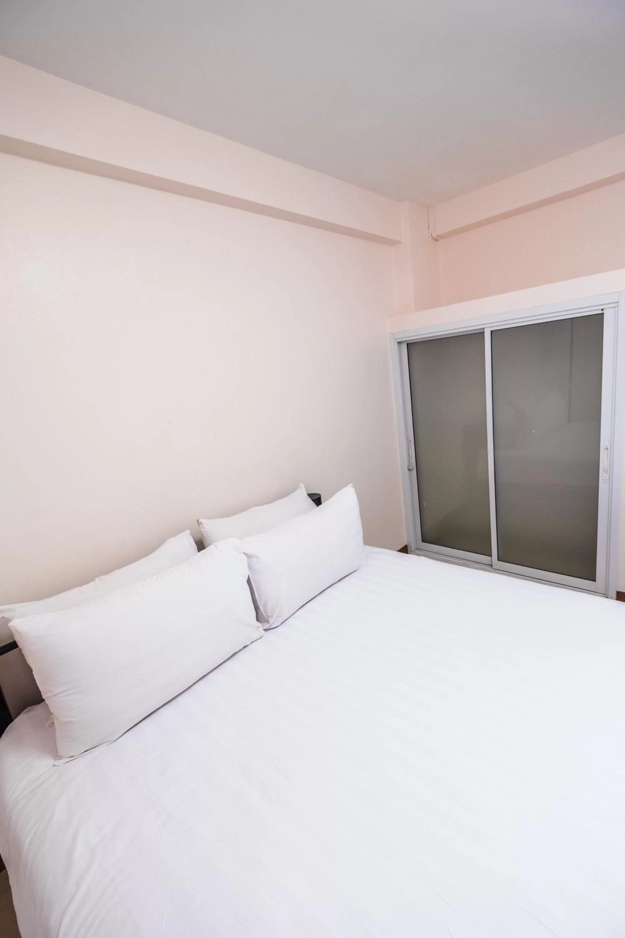 Photo of the whole room, Bed in Don Muang Hotel