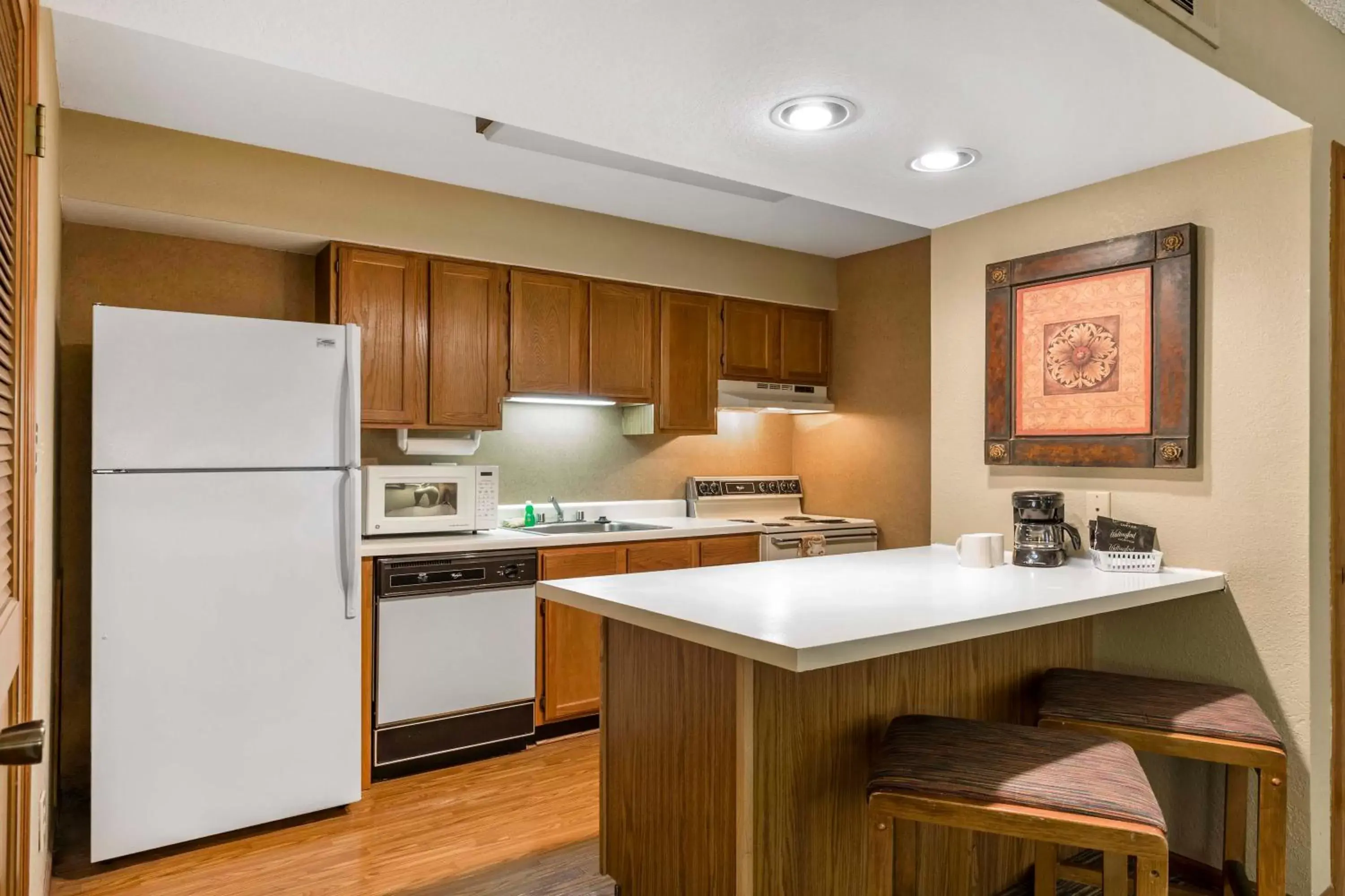 Kitchen/Kitchenette in Arbor Suites At The Mall