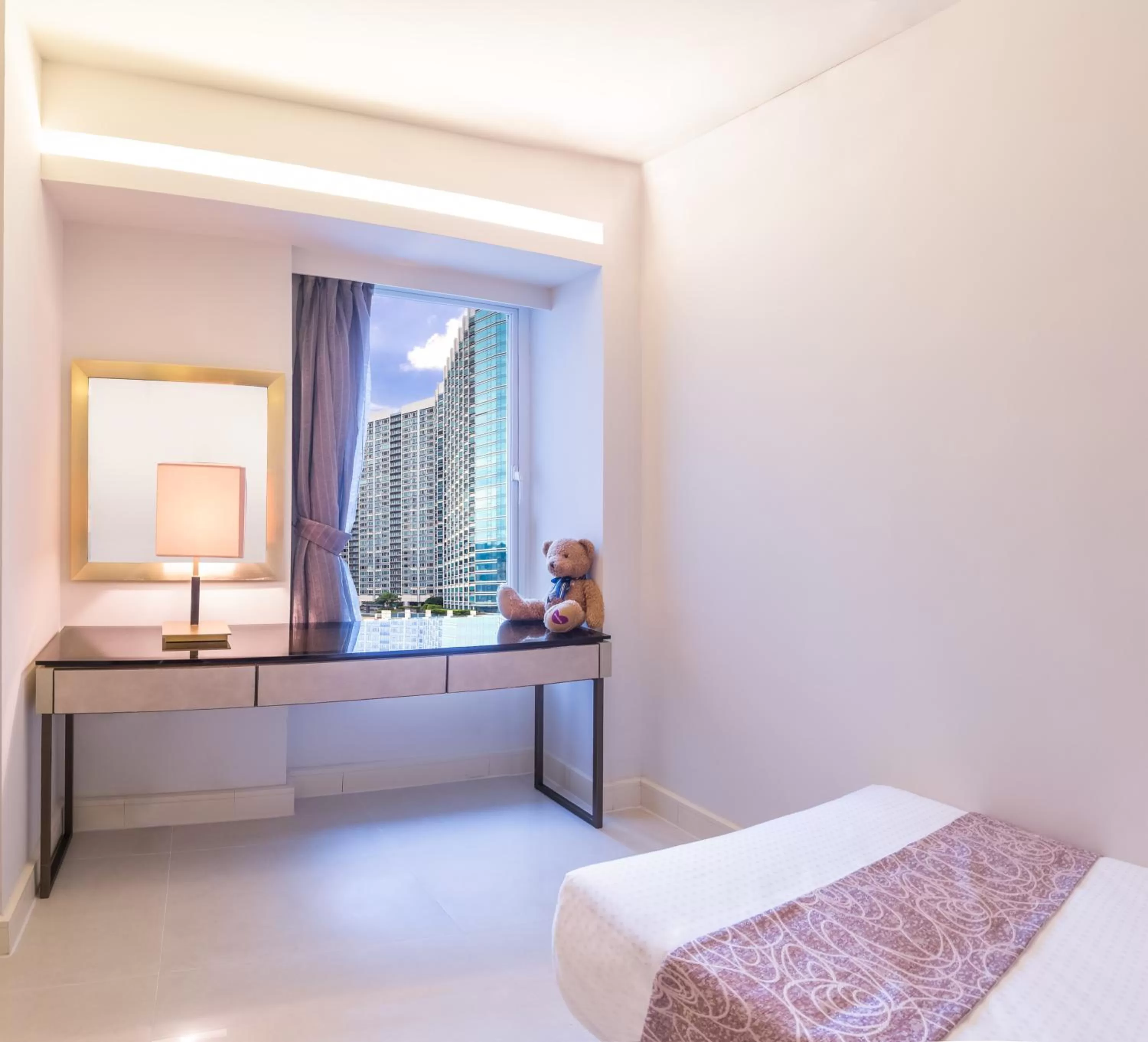 Bedroom, Bed in Kowloon Harbourfront Hotel