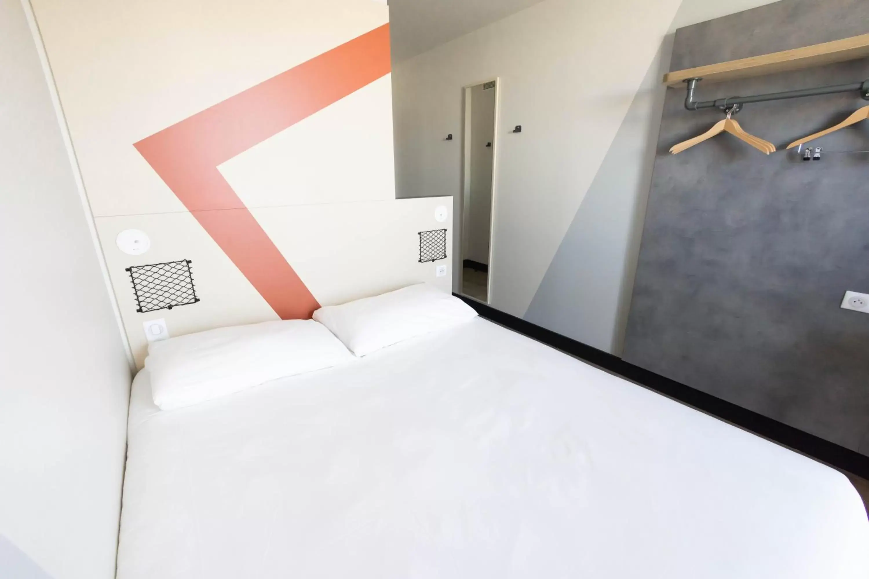 Bed in ibis Budget La Rochelle Centre