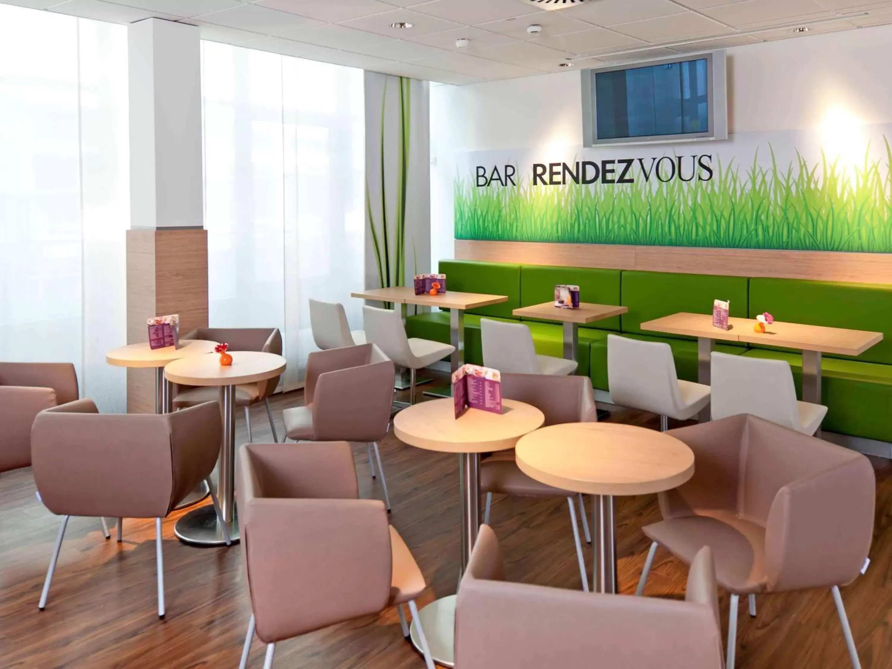 Lounge or bar, Restaurant/Places to Eat in ibis Augsburg Hauptbahnhof