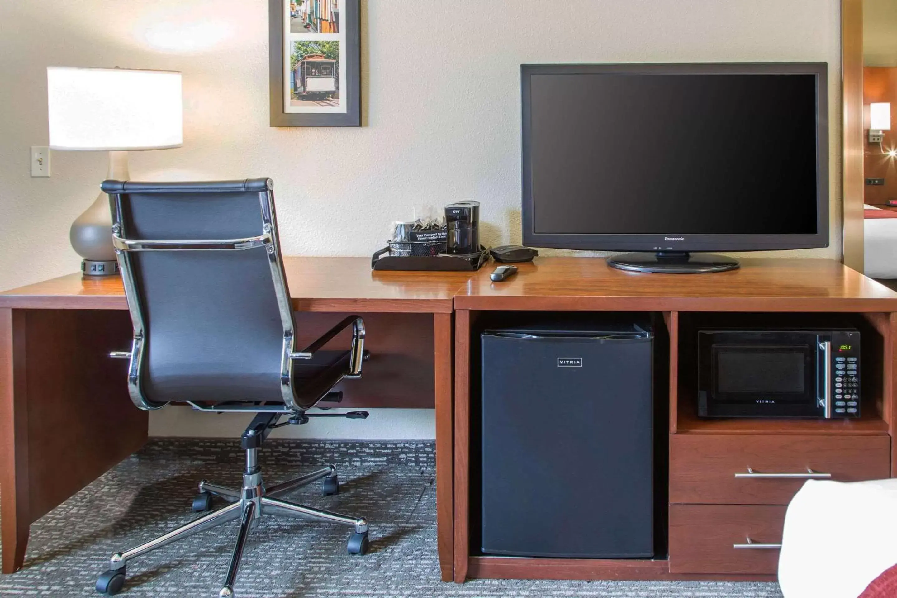 Photo of the whole room, TV/Entertainment Center in Comfort Inn & Suites San Francisco Airport North