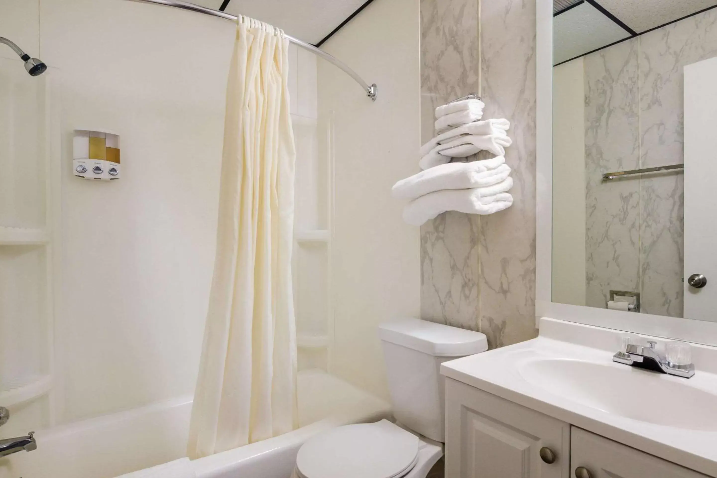 Bedroom, Bathroom in Rodeway Inn & Suites Sidney Historic Downtown I-80
