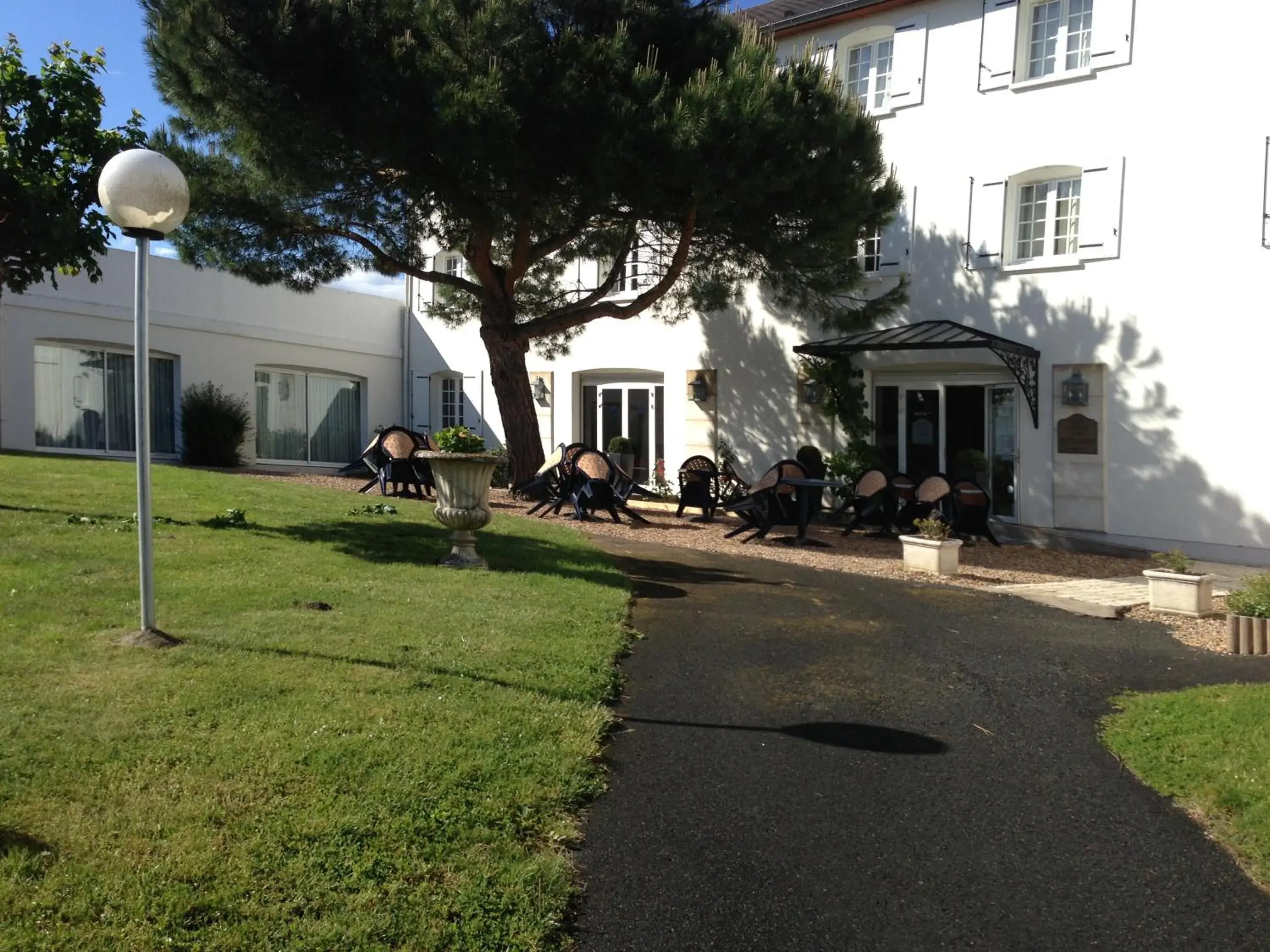 Facade/entrance, Property Building in Logis Hôtel des Châteaux