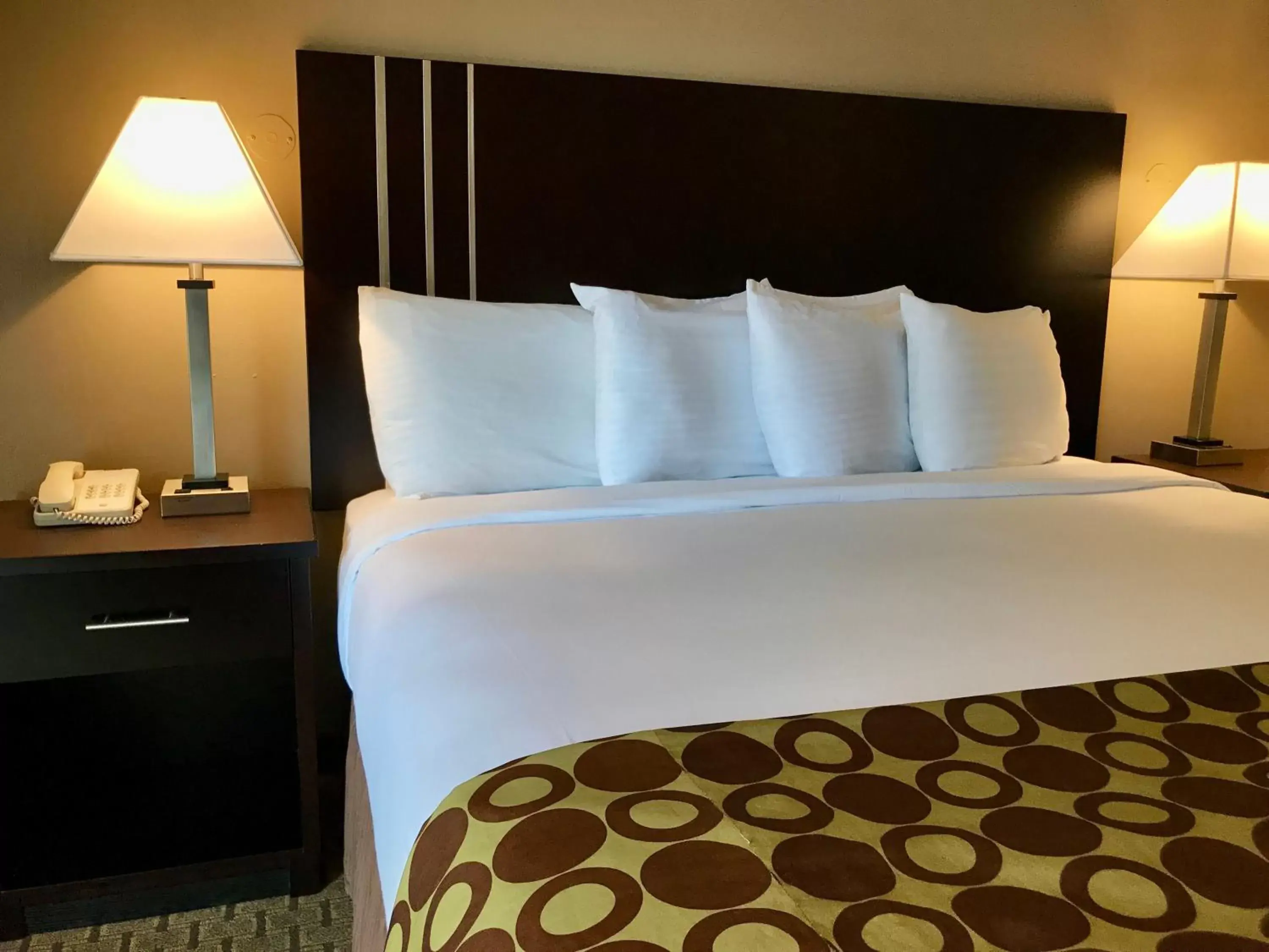 Bedroom, Bed in Fireside Inn Bedroom, Bed in Fireside Inn