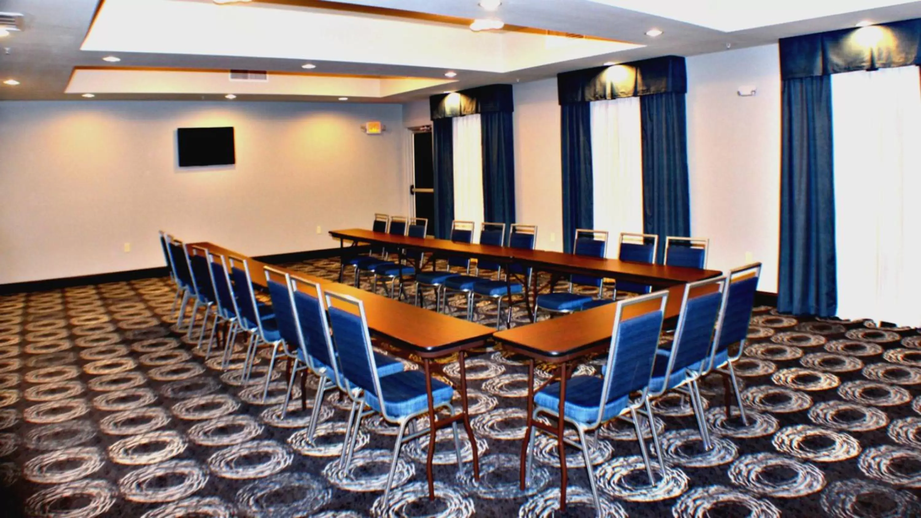Meeting/conference room in Holiday Inn Express & Suites Bonham, an IHG Hotel