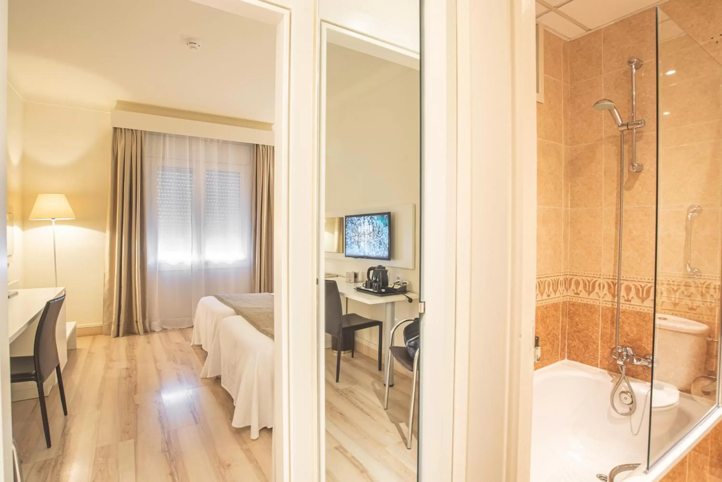 Bathroom, TV/Entertainment Center in Hotel Pirineos